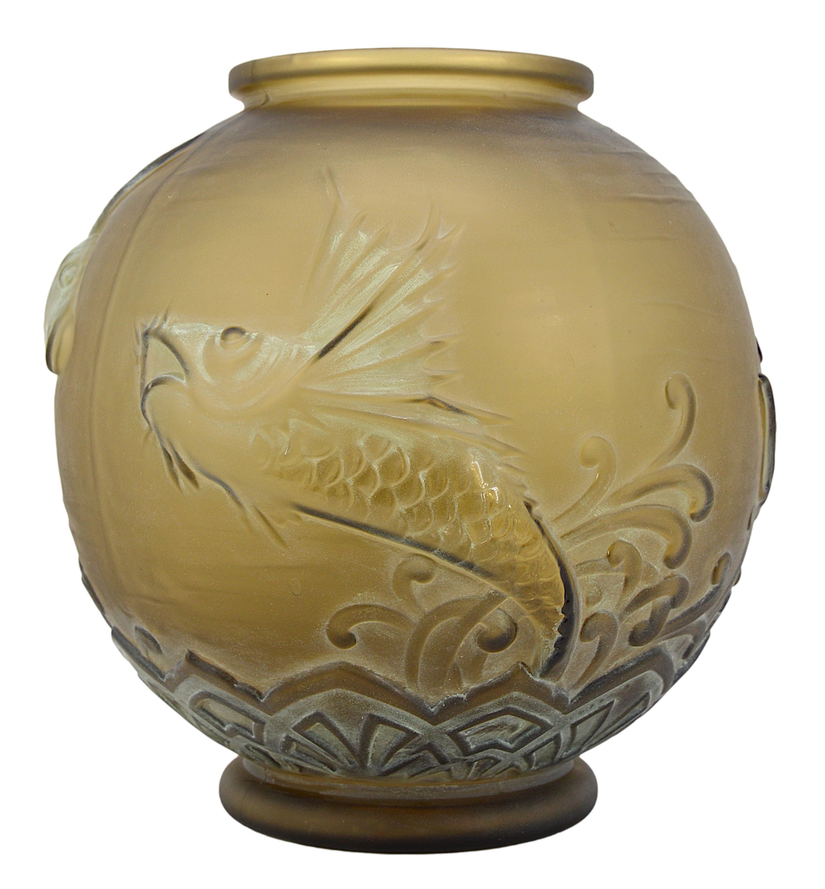 Molded Daum Pierre D'Avesn Large French Art Deco Fish Vase, Early 1930s