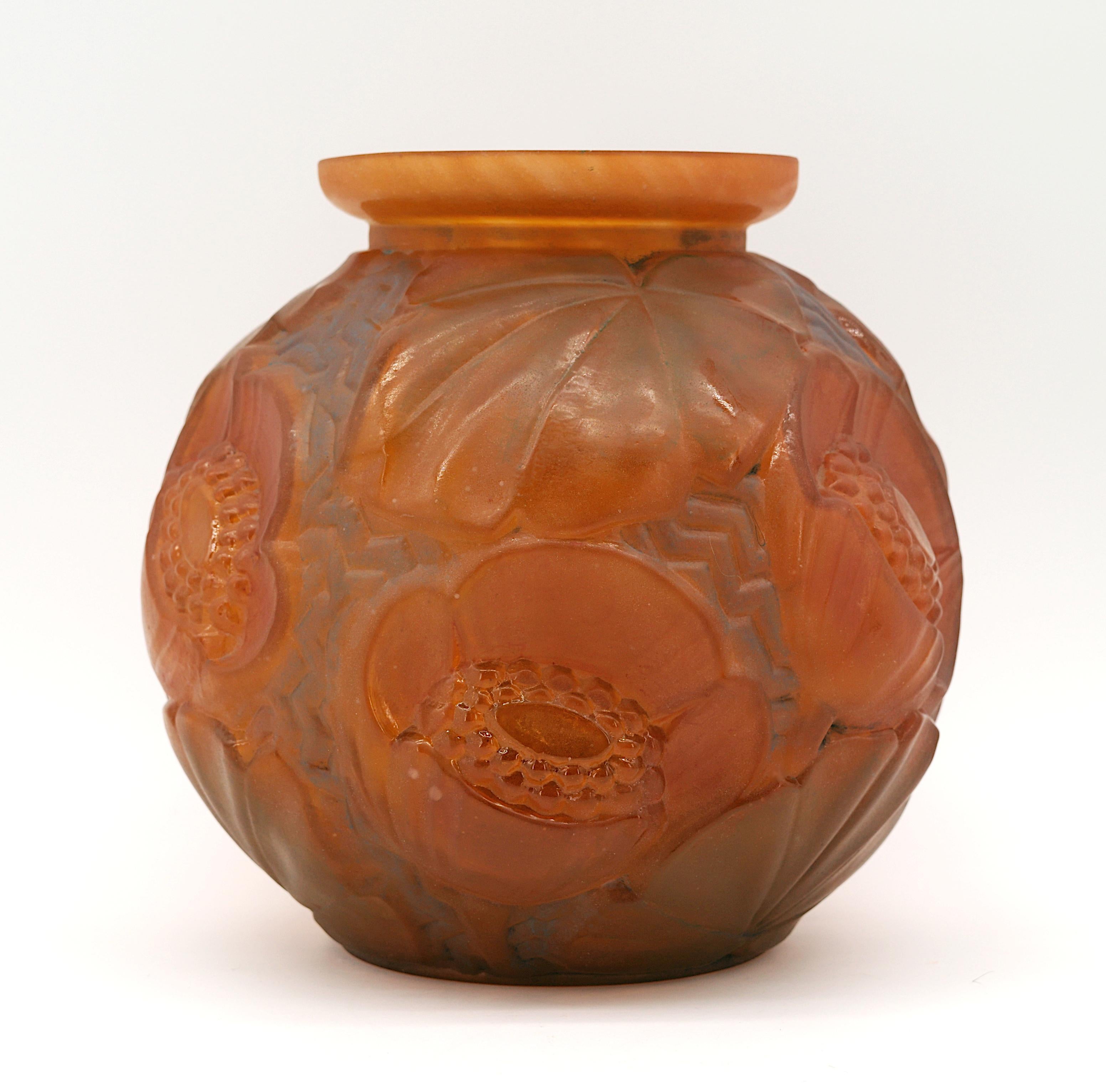 Vase en verre Art déco de Pierre D'AVESN chez Daum (Croismare, Nancy), France, début des années 1930. Motif floral. Patine étonnante. Hauteur : 19 cm, diamètre : 18 cm. Signature émaillée 