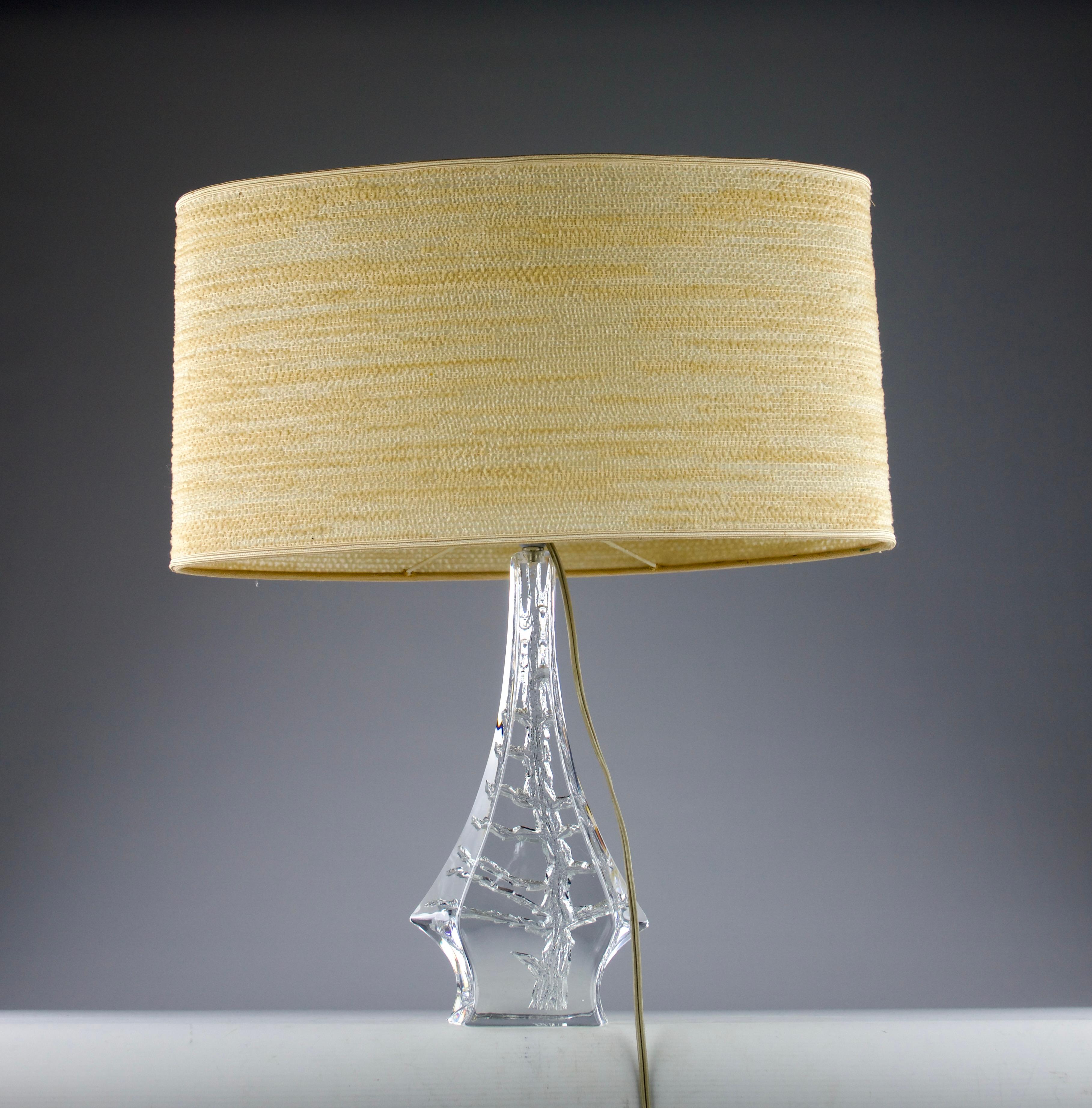 Beautiful crystal lamp by Daum France with its original lampshade, 