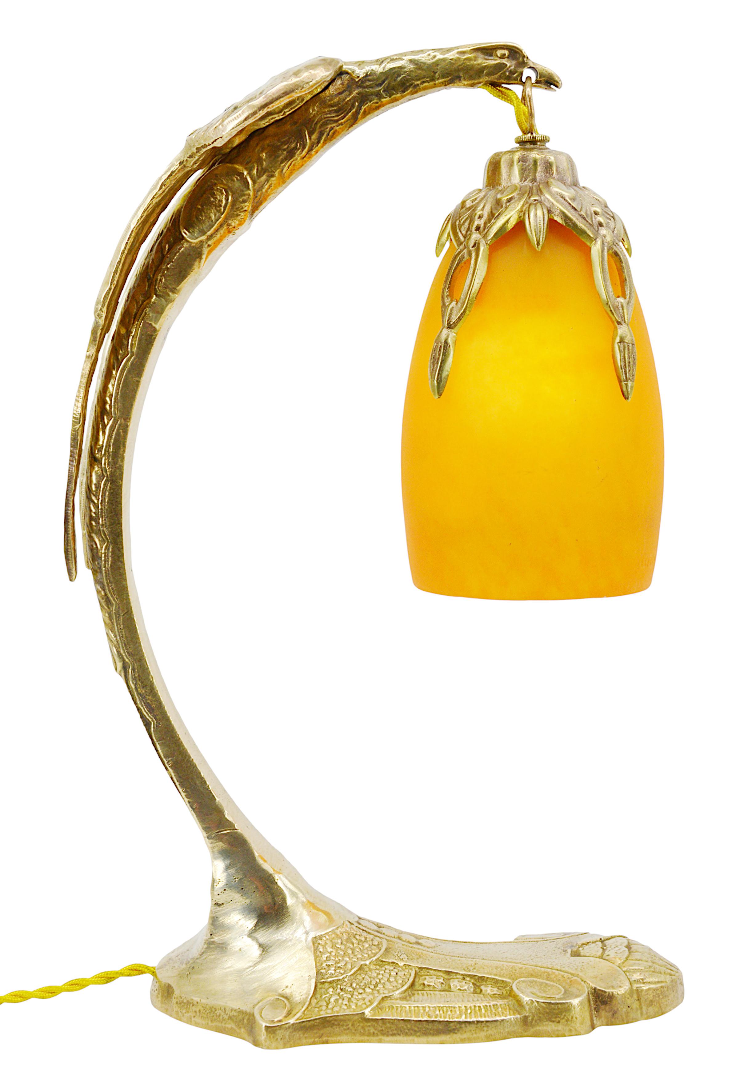 Lampe de table Art déco française par Daum (Nancy) et CharlesRanc, France, vers 1915. L'abat-jour en verre de Daum est accroché à la base en bronze massif de l'aigle de Charles Ranc. Hauteur : 14.2
