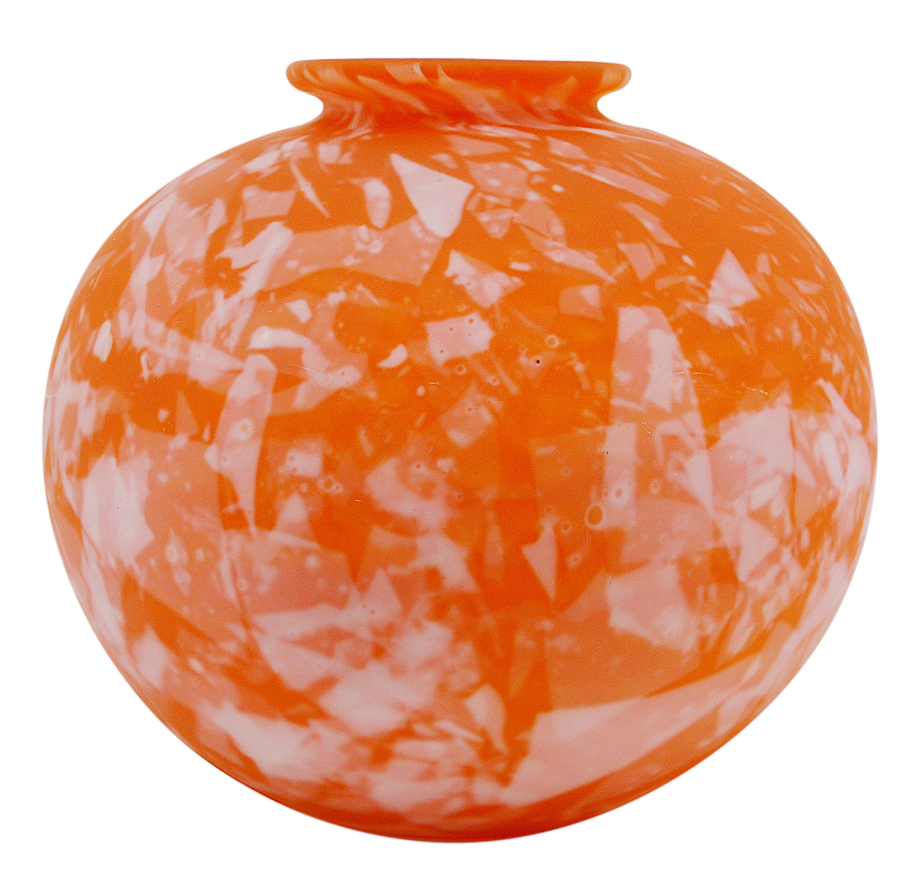 How can you tell if a glass vase is vintage?