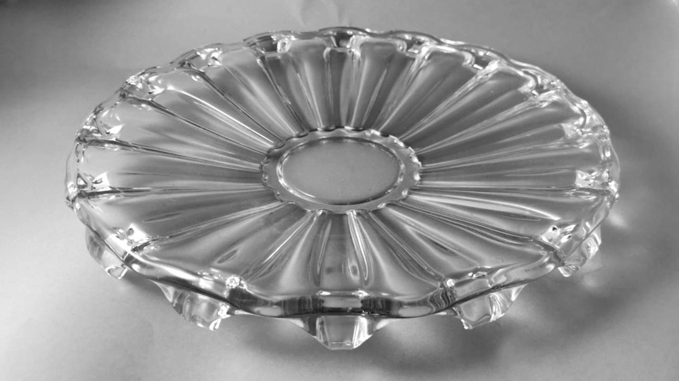 We kindly suggest that you read the entire description, as with it we try to give you detailed technical and historical information to guarantee the authenticity of our objects.
Elegant and distinctive round crystal centerpiece; its overall shape