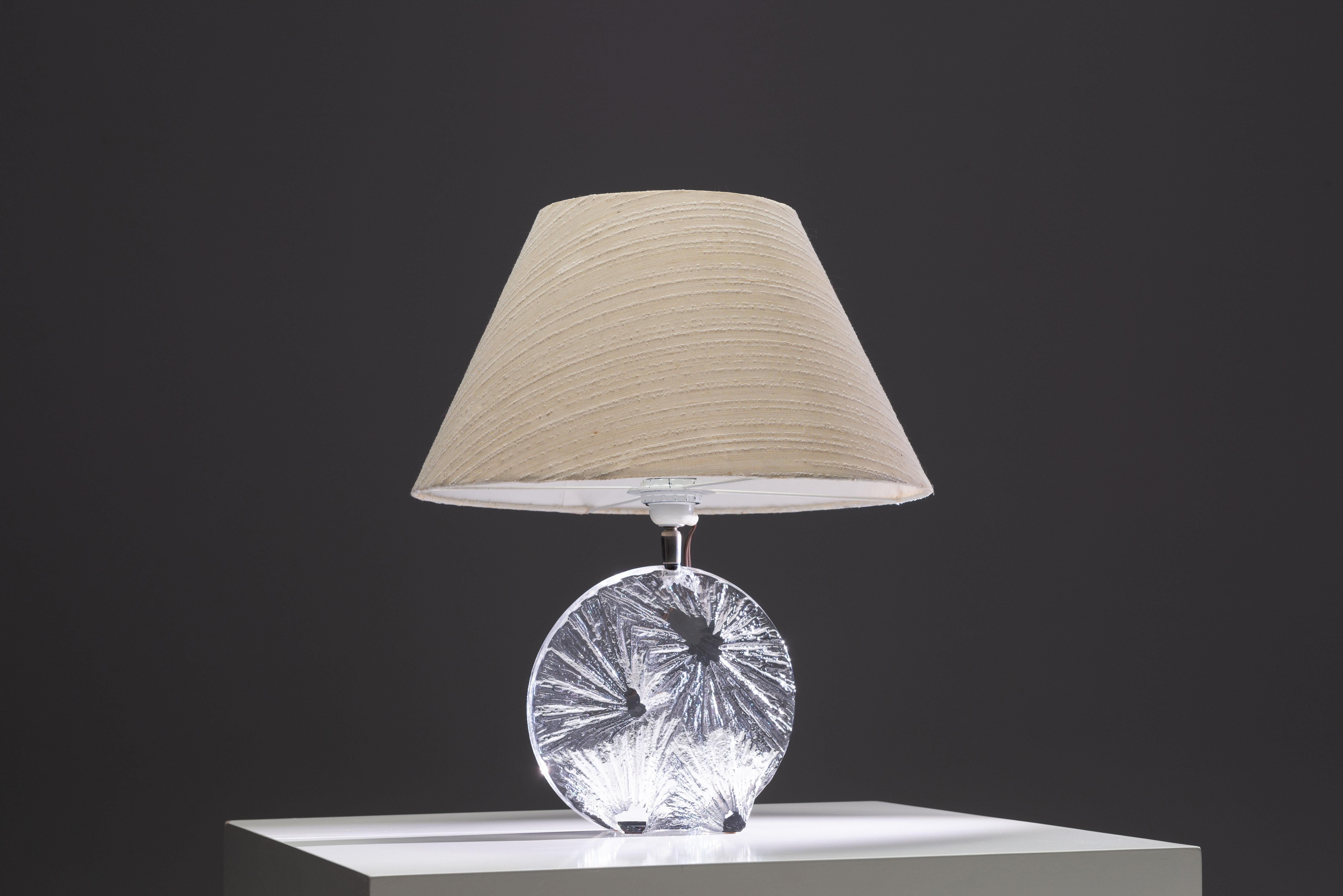 Squisita lampada da tavolo Daum France, Francia 1970. Questa splendida lampada da tavolo mette in mostra la maestria e l'eleganza di Daum, uno dei più rinomati produttori di vetro francesi. La lampada presenta una base unica realizzata in pâte de