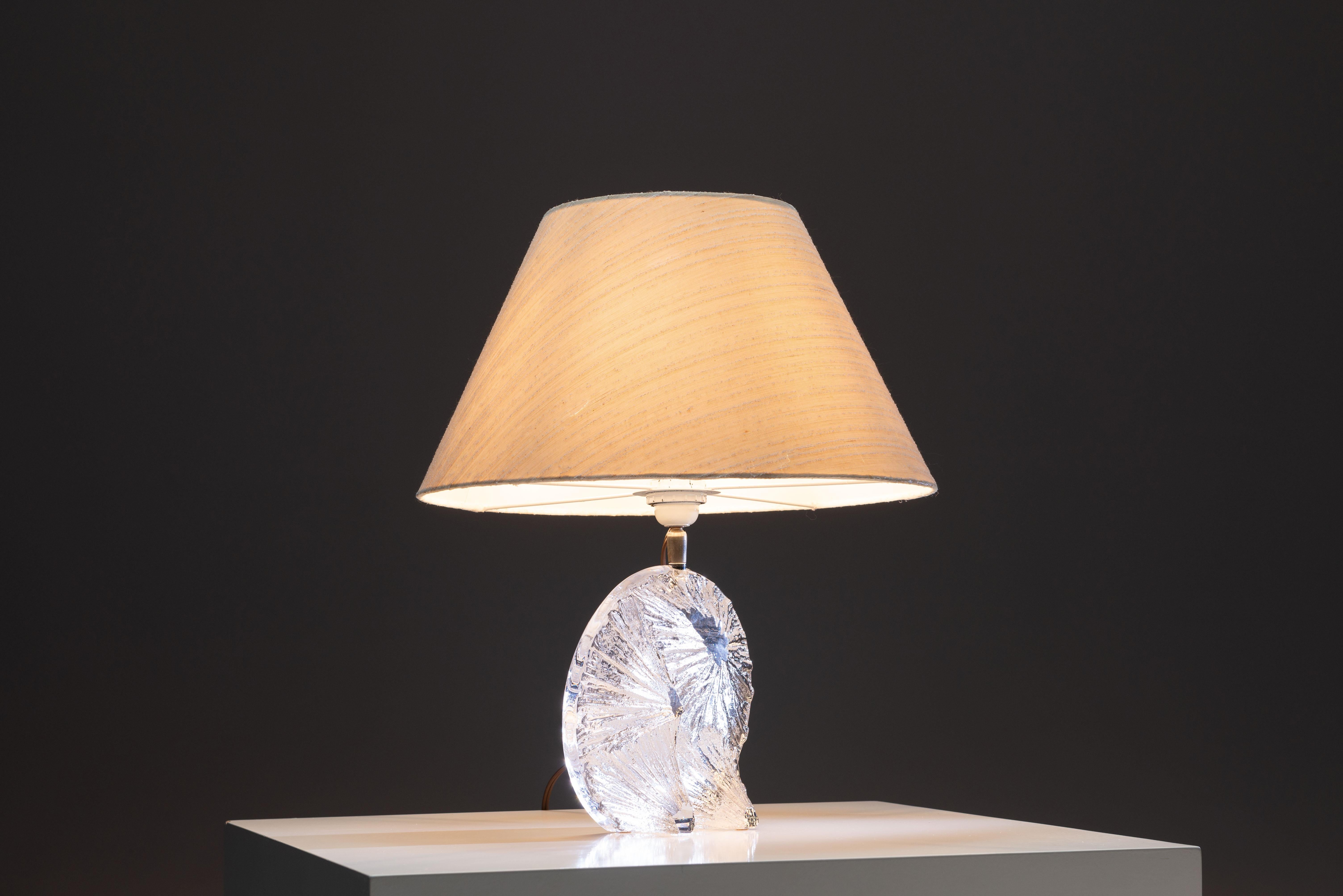 Mid-Century moderno Lampada da tavolo scultorea in cristallo Daum Mid-Century Francia 1970 in vendita