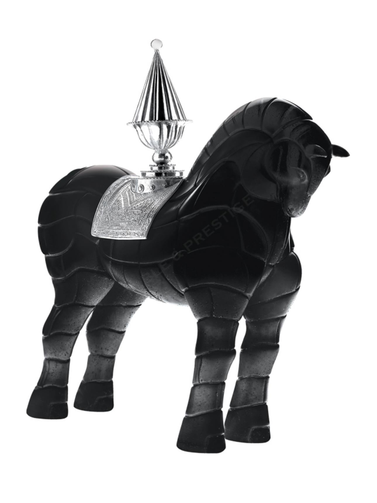 Daum Figurative Sculpture – Horse Carrying Fire von Hilton McConnico 