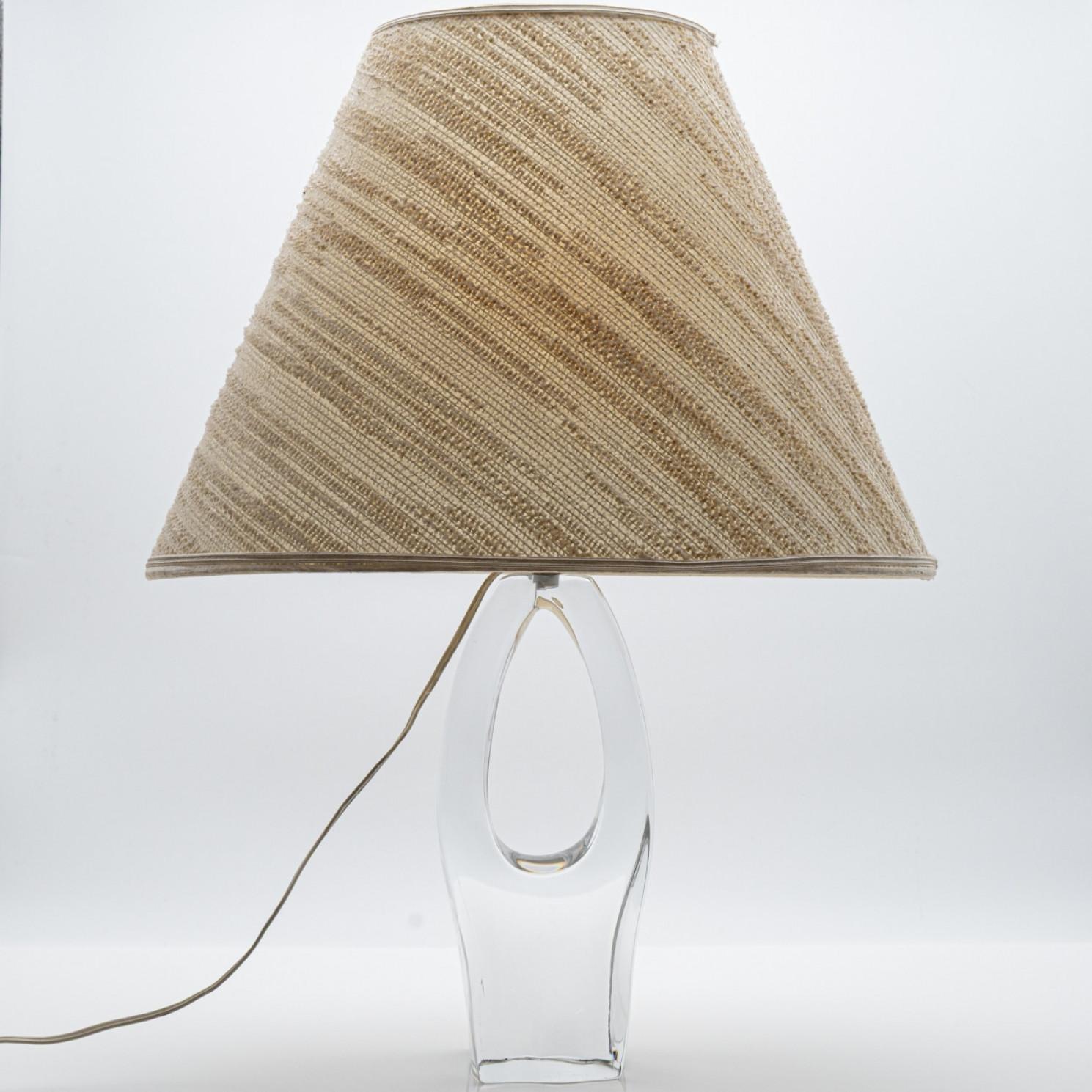 Lampe de table Daum Trou en verre de cristal, France.

Cette lampe de table raffinée de Daum présente une base en cristal clair magnifiquement sculptée avec un design moderne et ajouré. La forme lisse et organique de la base capte gracieusement la