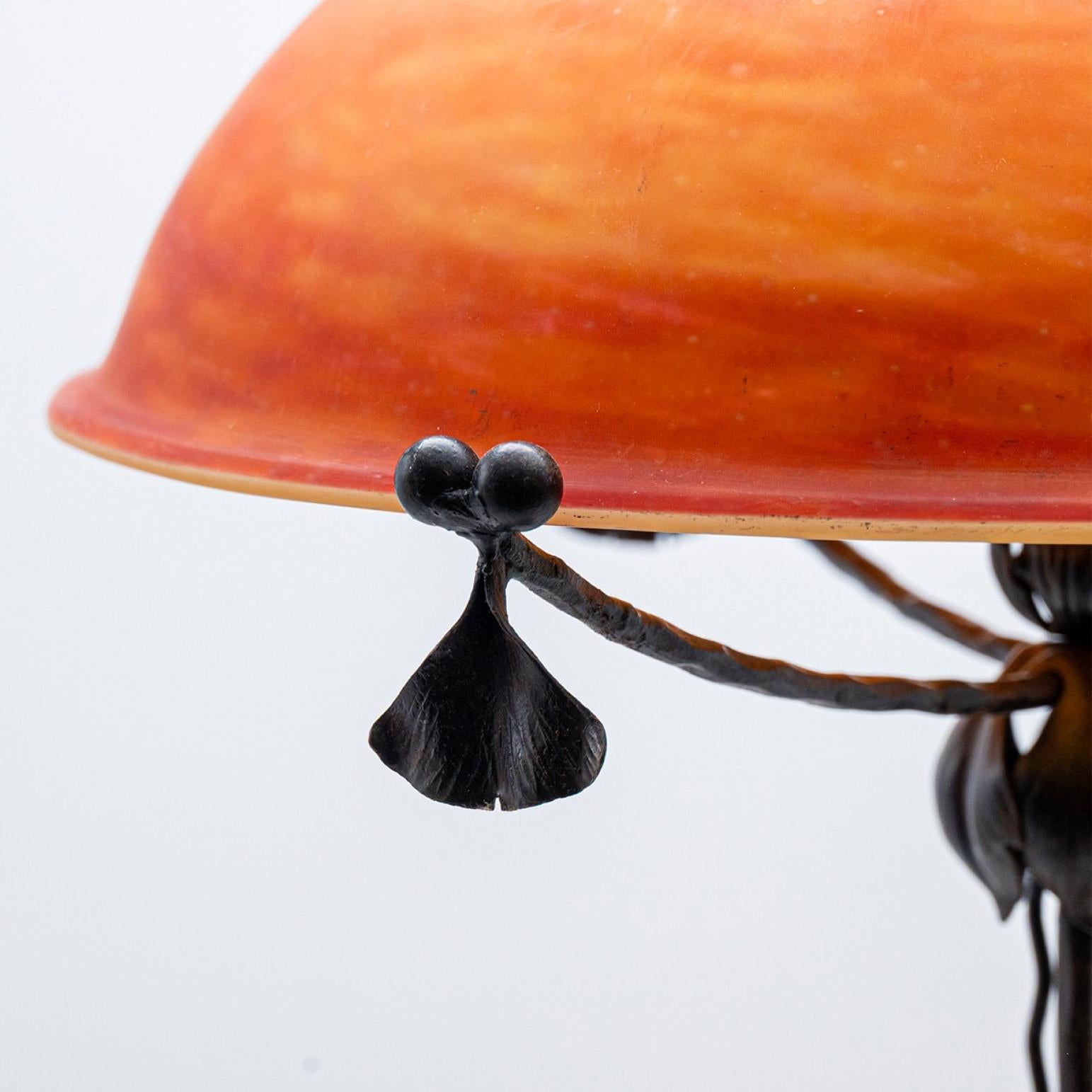 Art nouveau Lampe de table Daum Feuilles de fer Verre de cristal ambré, France