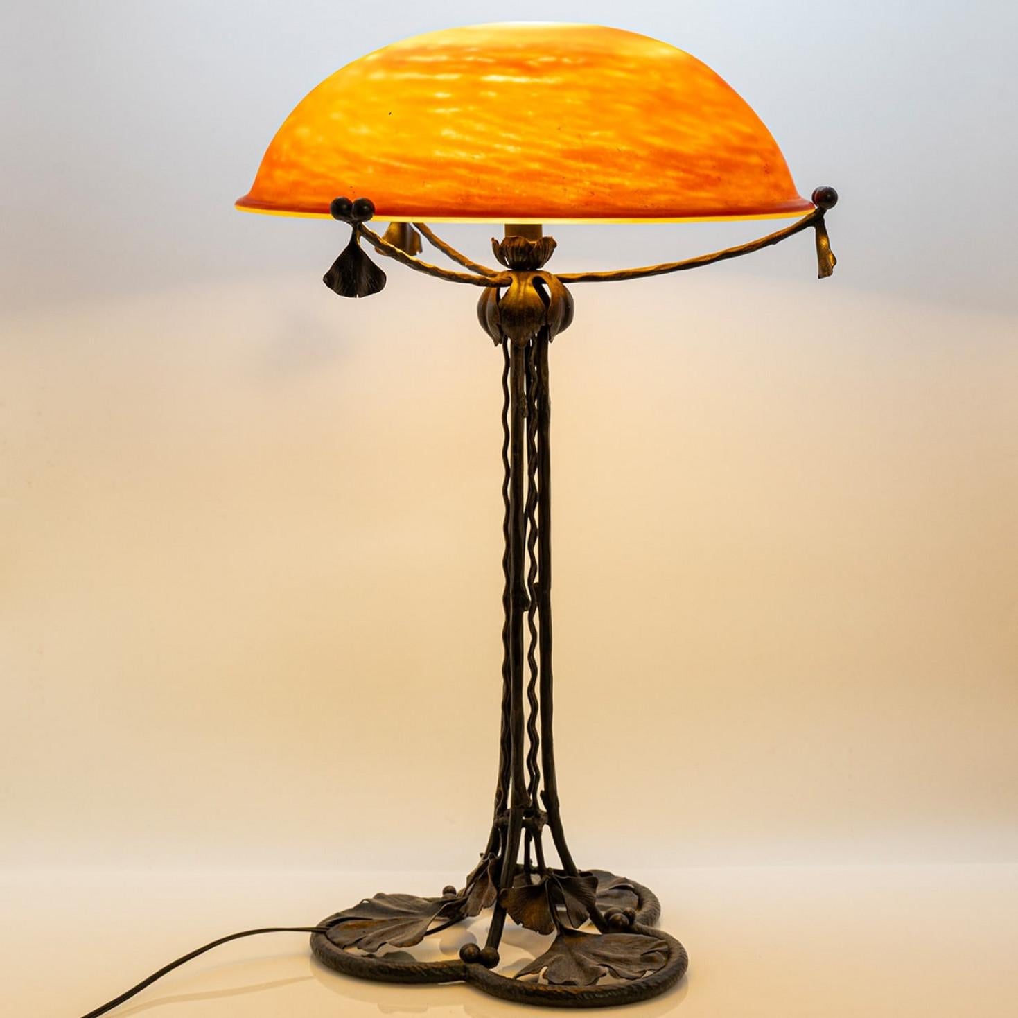 Français Lampe de table Daum Feuilles de fer Verre de cristal ambré, France