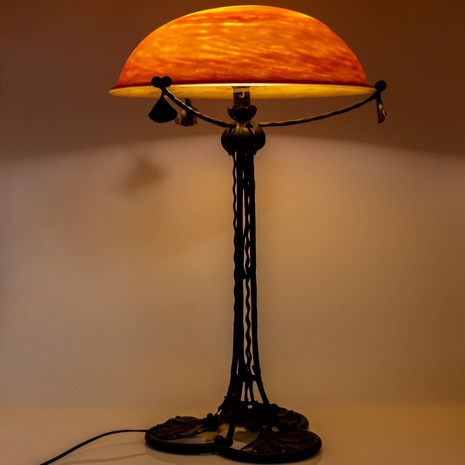 Daum Table Lamp Iron Leafs Amber Crystal Glass, France im Zustand „Gut“ im Angebot in Rijssen, NL