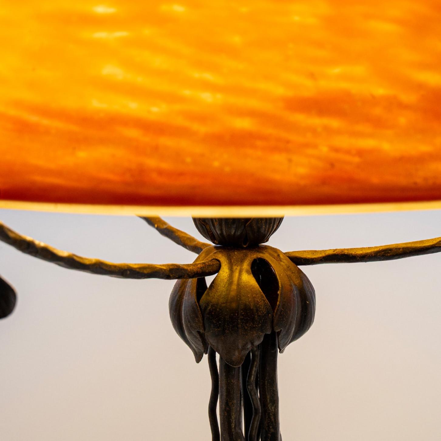 Début du 20ème siècle Lampe de table Daum Feuilles de fer Verre de cristal ambré, France