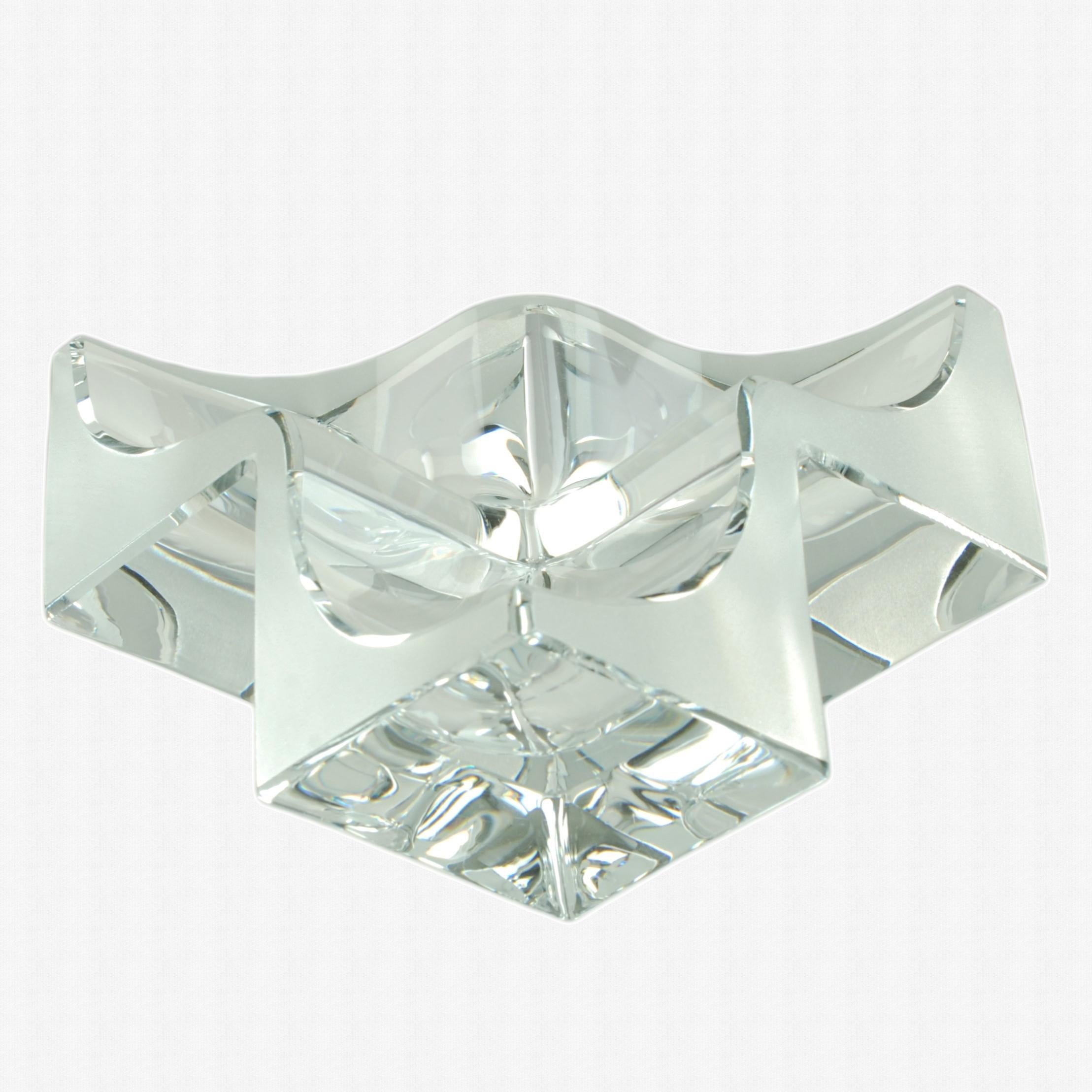 Ce vide poche sculptural en cristal français a été réalisé par Daum et présente une forme angulaire exécutée en cristal clair et dépoli. La pièce est composée de trois éléments cubiques, dont l'intérieur a été évidé pour former des sections lisses