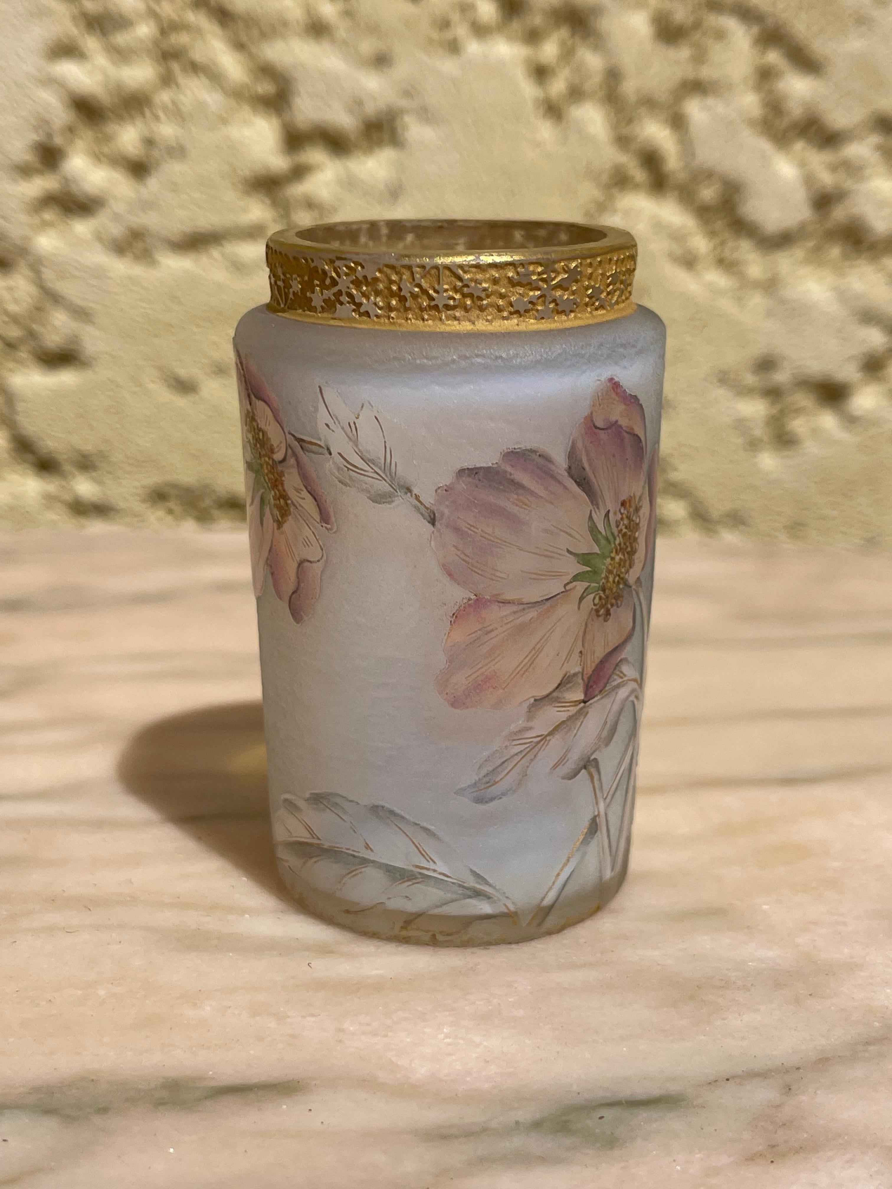 Kleine Vase oder Parfümflasche mit emailliertem Blumendekor, signiert Daum Nancy in Gold. 
 Ursprünglich befand sich am Hals ein kleiner Stopfen. Es ist in sehr gutem Zustand und die Farben sind sehr schön. 
 
 Abmessungen
 Höhe: 6 cm 
 Durchmesser
