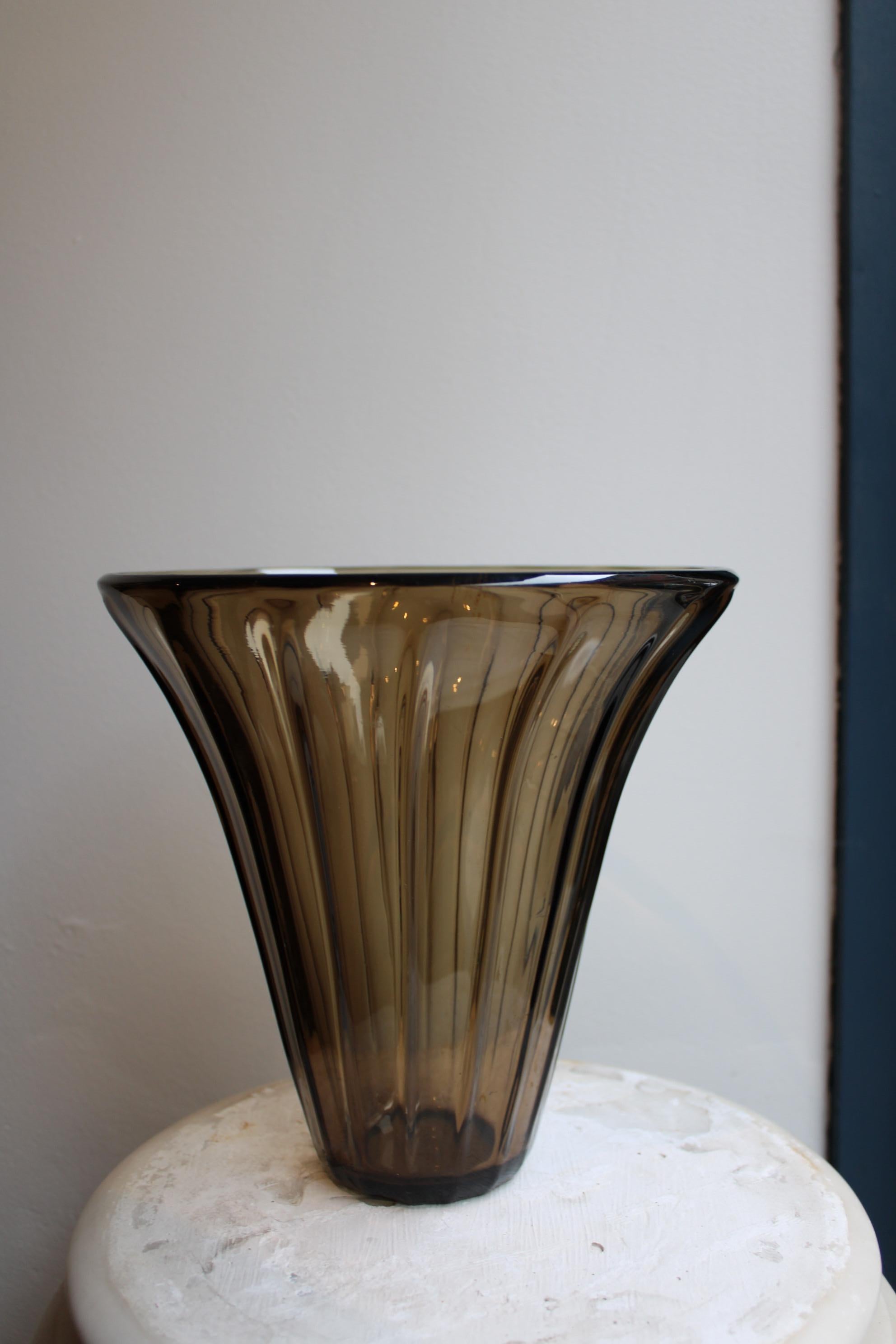 Vase en verre fumé Daum
Signature gravée Daum Nancy France, croix de Lorraine
Art Déco
France, 20ème siècle.

Diamètre de la base 7,5 cm
Diamètre 21 cm
Hauteur 20 cm