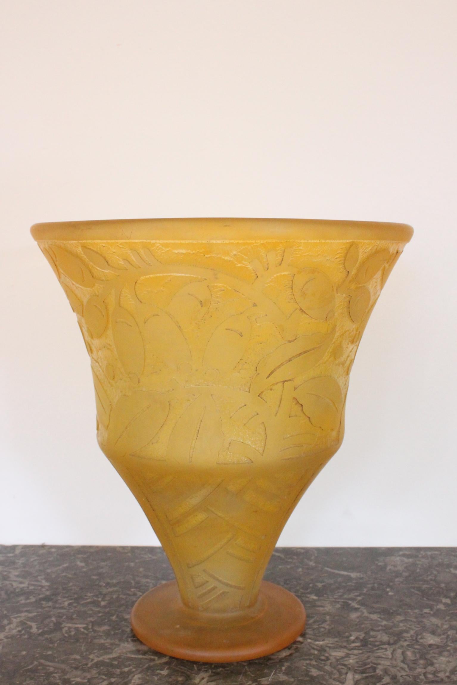 Daum vase with floral pattern, 1930 period guaranteed. Yellow color. In perfect condition and signed “Daum Nancy France