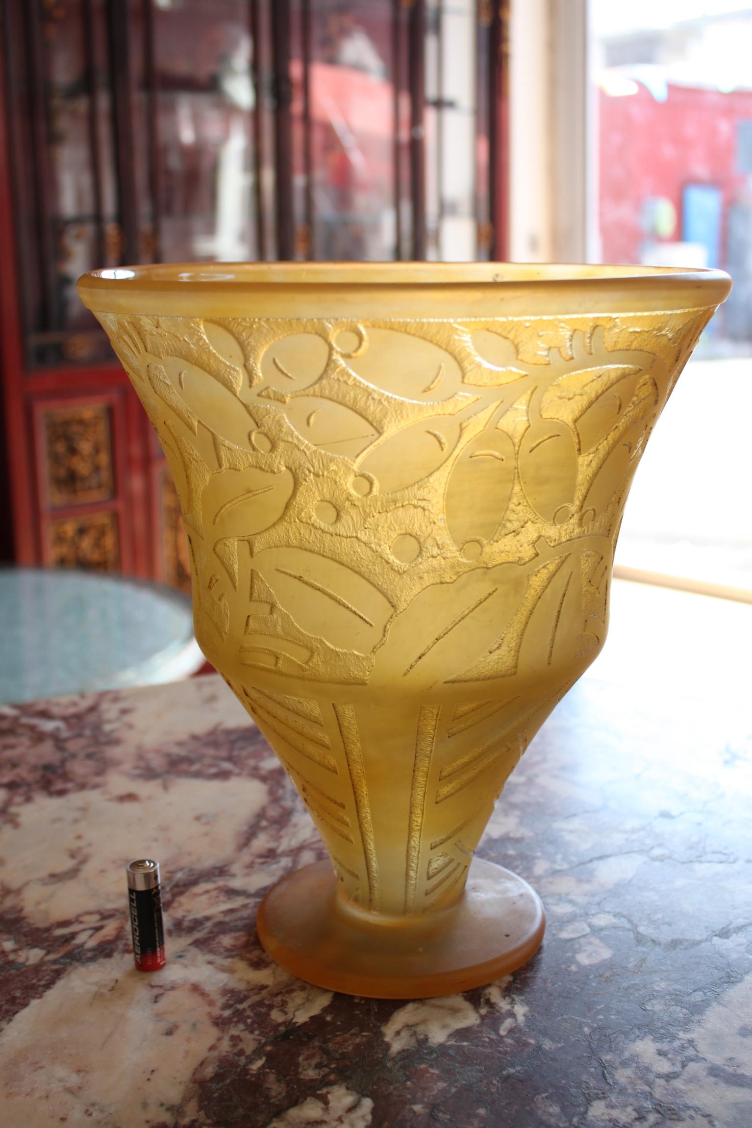Daum Vase with Floral Pattern, 1930 For Sale 1