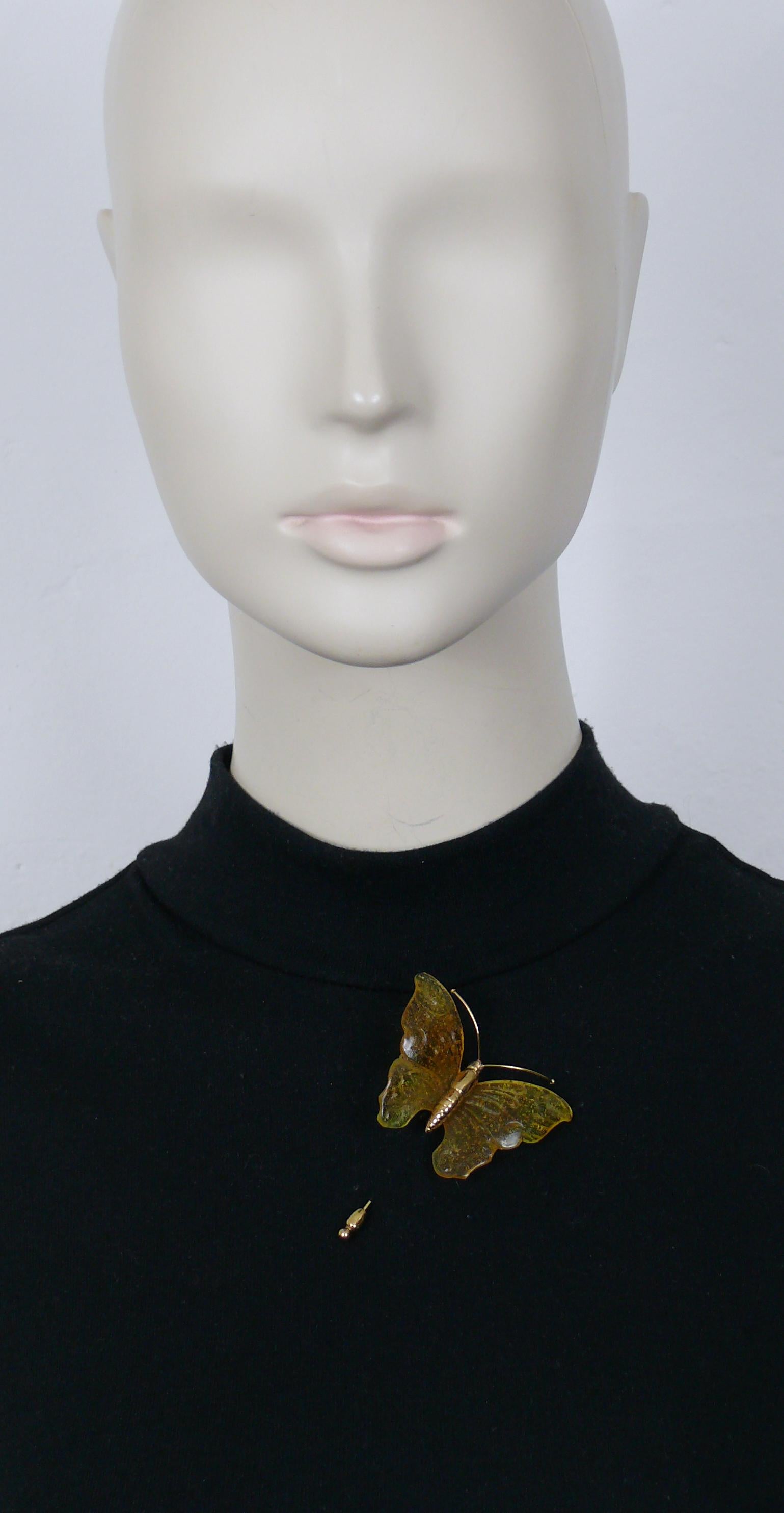 DAUM vintage lapel pin brooch featuring a yellow crystal paste butterfly.

Engraved DAUM France (see the picture n°8 - hard to photograph).

Indicative measurements : max. height approx. 6.5 cm (2.56 inches) / max. width approx. 5.5 cm (2.17