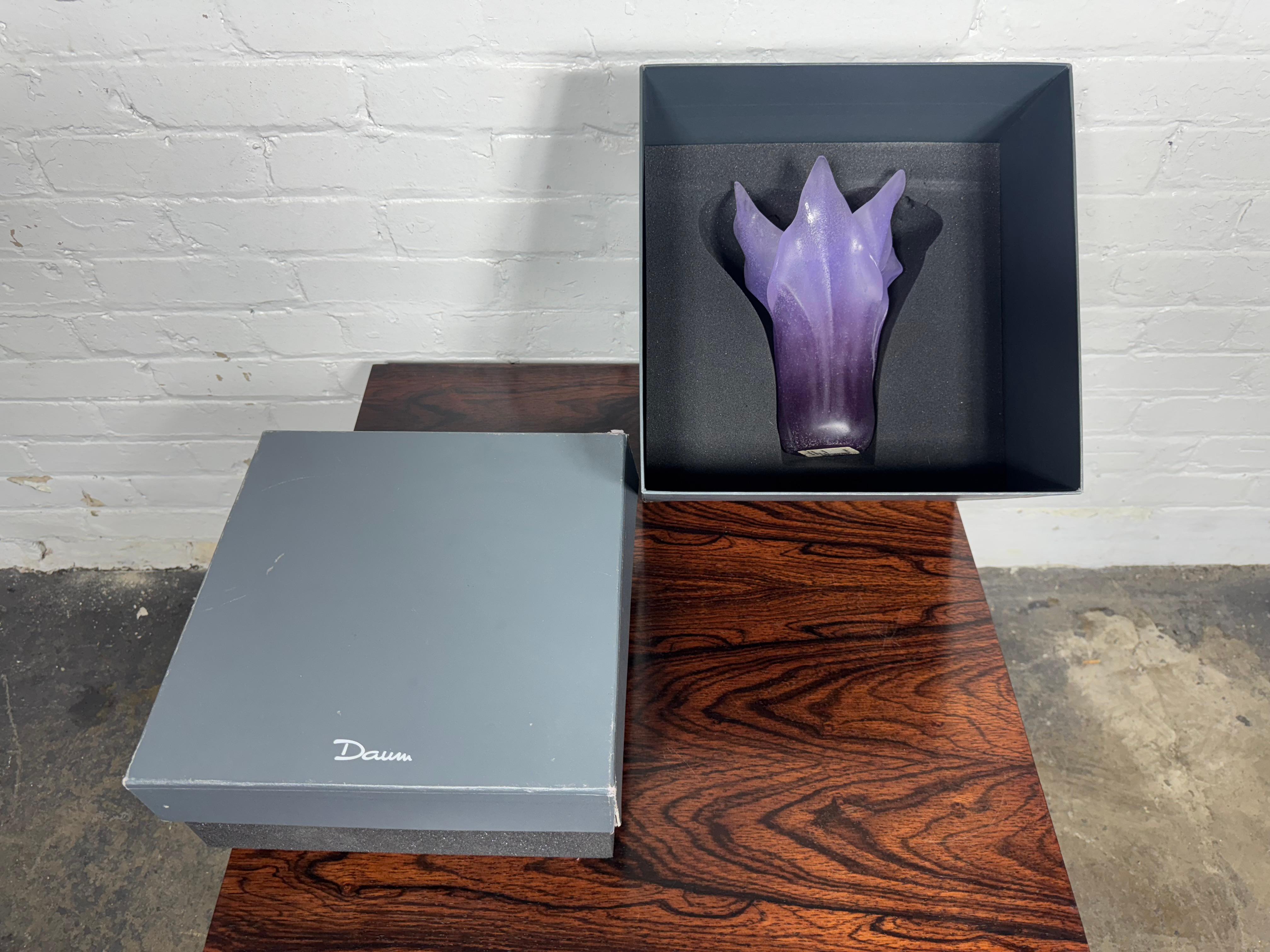 PRESENTA UN Vaso di Patè de Verre di Daum Viola Ametista con scatola e confezione originale, conserva l'etichetta originale di Sacks Fifth Avenue. 

Realizzato dal rinomato produttore francese Daum di Nancy, in Francia, intorno agli anni