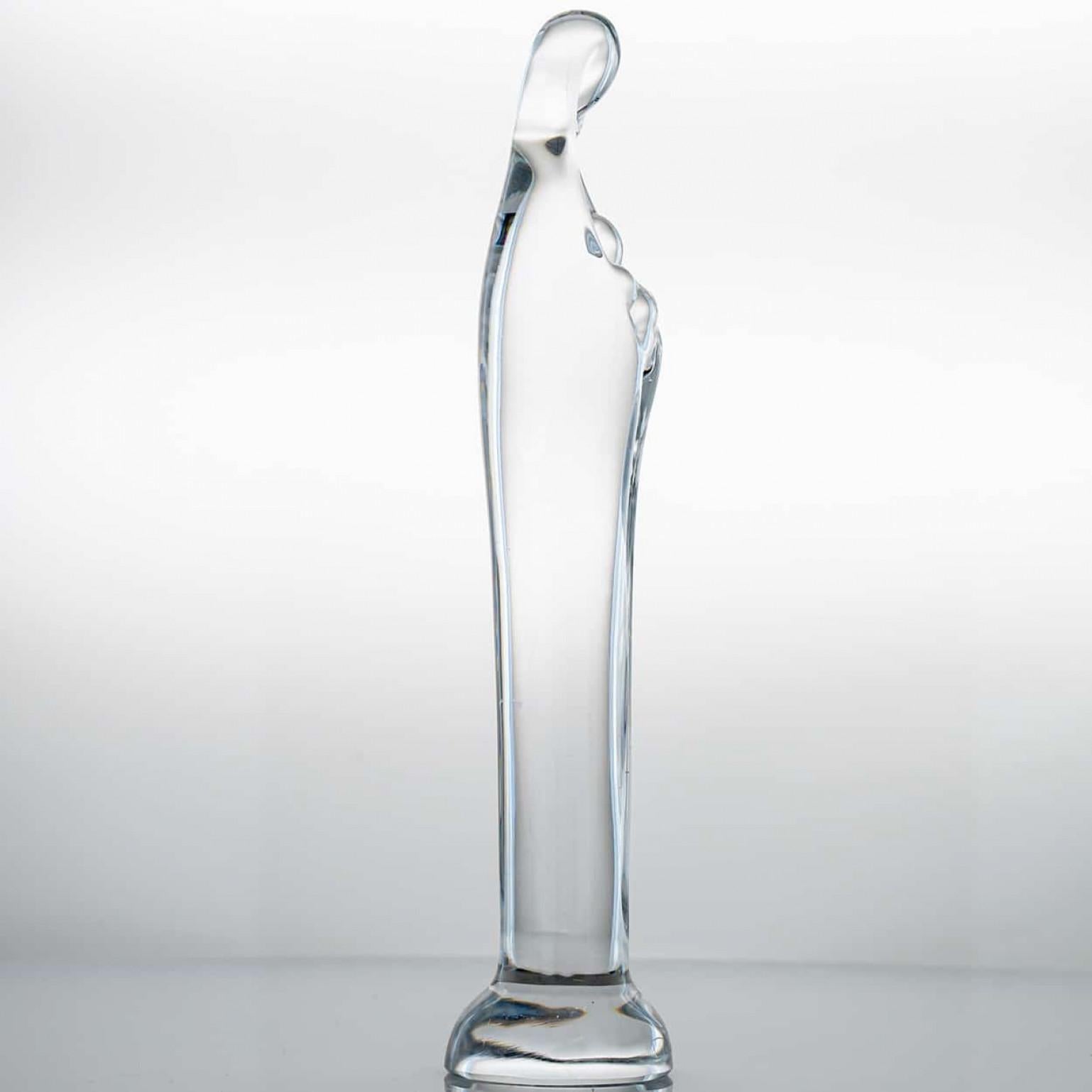 Lusso al massimo, superbo cristallo vergine con bambino con finitura satinata.  Un oggetto da collezione realizzato da Daum in Francia tra il 1930 e il 1950. Questo pezzo di alta gamma è realizzato e firmato da Lalique.  Montato su una base nera