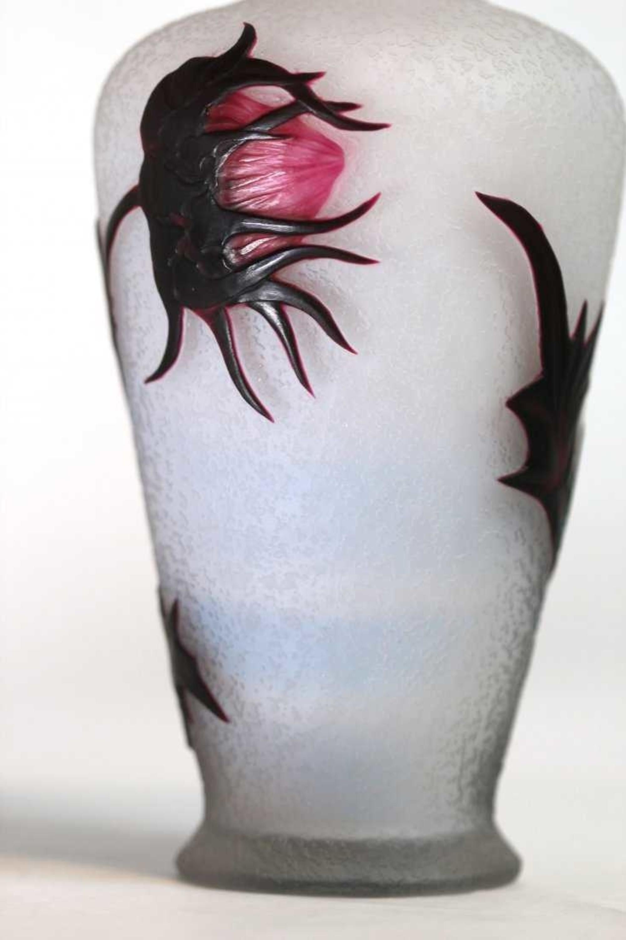 Daum Wheel Carved Acid Etched Cameo Vase Glass im Zustand „Gut“ in West Palm Beach, FL