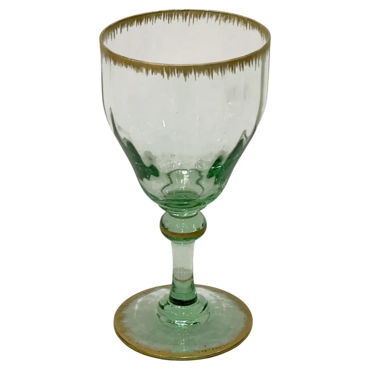 Esta copa de vino de vidrio soplado teñido de verde esmeralda ejemplifica la excepcional artesanía de la manufactura Daum de Nancy hacia 1900. Su diseño acanalado le confiere una textura sutilmente animada, mientras que los delicados reflejos