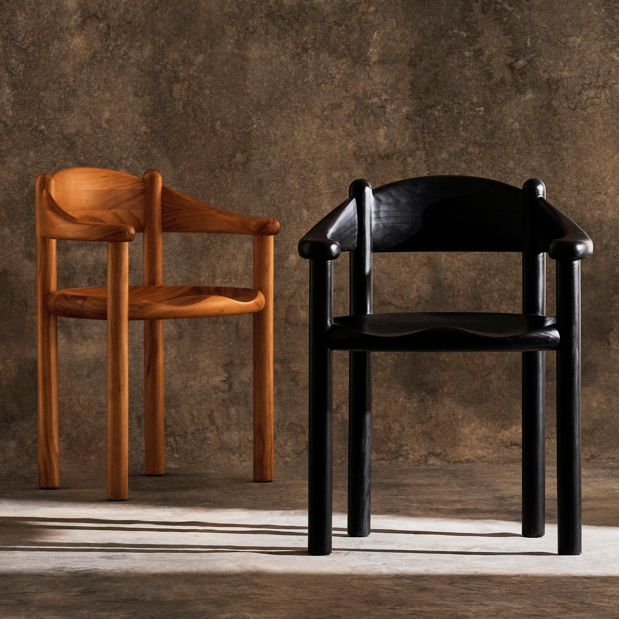 Daumiller Sessel für GUBI in Braun/Schwarzkiefer.

Solide in der Konstruktion, einfach in der Form und skulptural im Ausdruck, spiegelt der Daumiller Sessel die lebenslange Vorliebe des Designers Rainer Daumiller für natürliche Materialien und