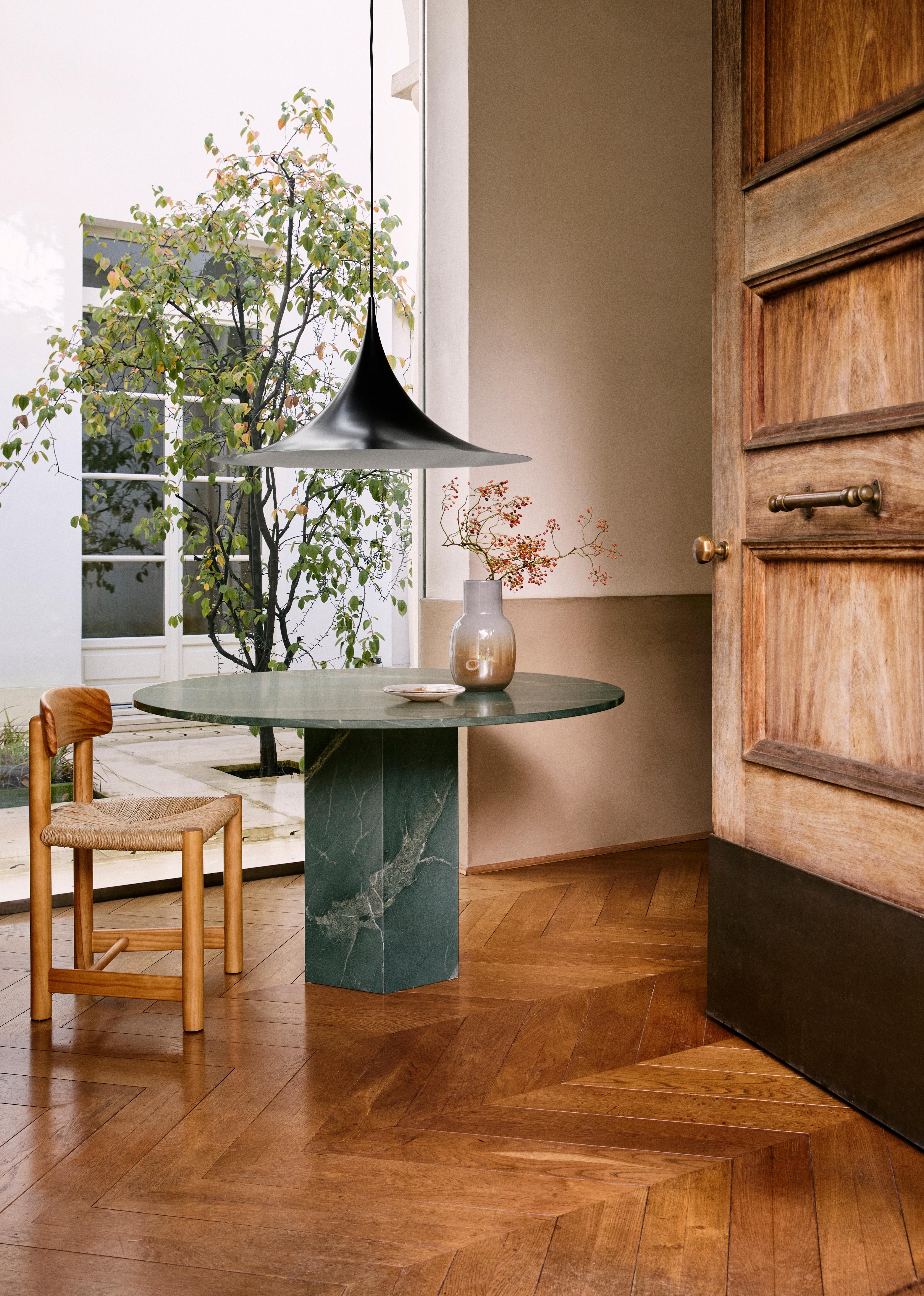 Silla auxiliar Daumiller de pino dorado para GUBI Moderno de mediados de siglo en venta