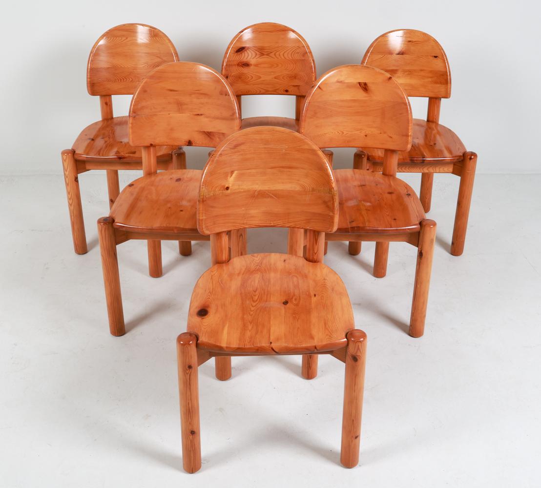 Questo elegante set di sedie da pranzo in legno di pino è stato progettato secondo lo stile iconico di Rainer Daumiller. Questo design si distingue soprattutto per la forma arrotondata di ogni pezzo, dalla forma a pilastro delle gambe alla dolce