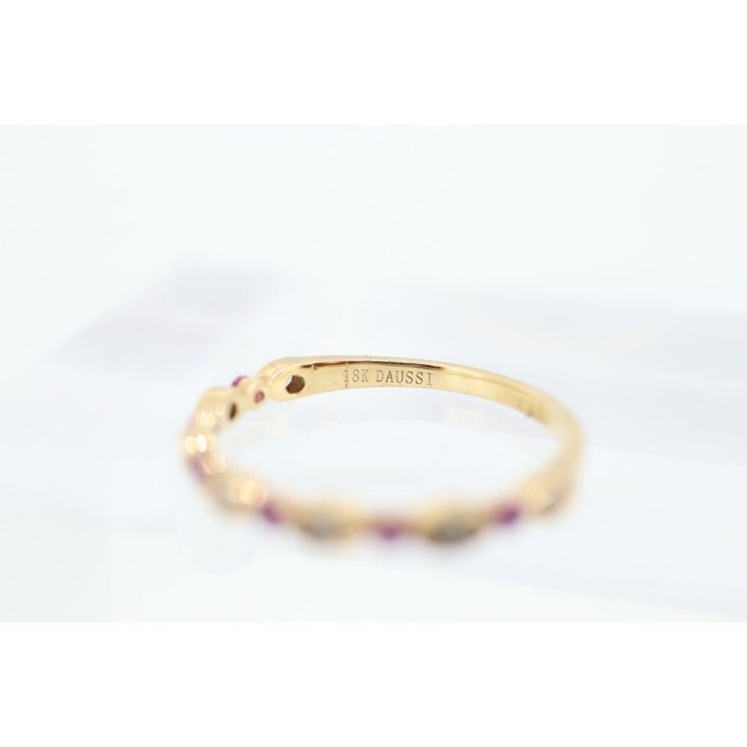 DAUSSI Bague d'anniversaire 18 carats avec saphirs roses et diamants. Bague Henri Daussi en or 18 carats Bon état - En vente à Port Charlotte, FL
