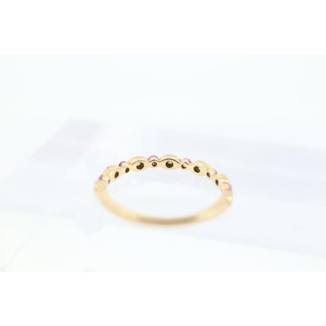 DAUSSI Bague d'anniversaire 18 carats avec saphirs roses et diamants. Bague Henri Daussi en or 18 carats en vente 4