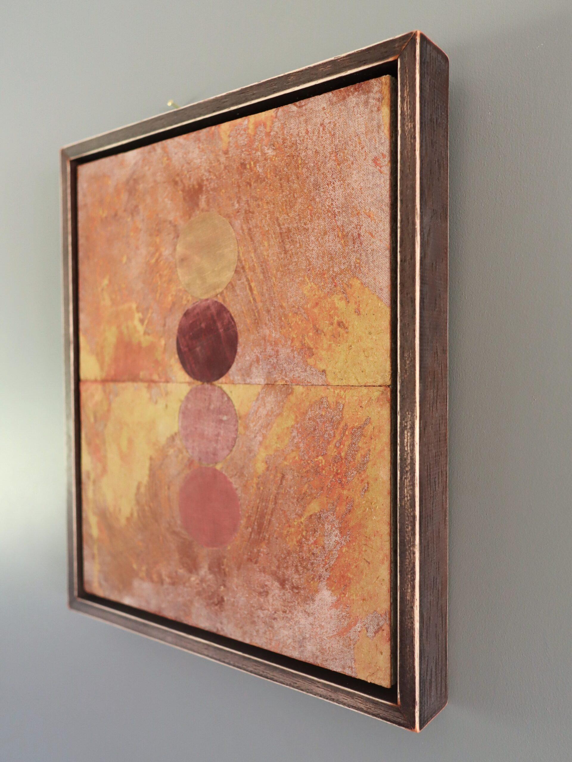 GEOMETRISCHE COLLAGE MIT 4 KREISEN
Größe: 29,5 x 24,5 cm (einschließlich Rahmen)
Gemischte Medien auf Holzplatte

Ein einzigartiges Originalkunstwerk des britischen Künstlers Dave Boyd, das aus ausrangierten Büchern (wiederverwendete Leineneinbände,