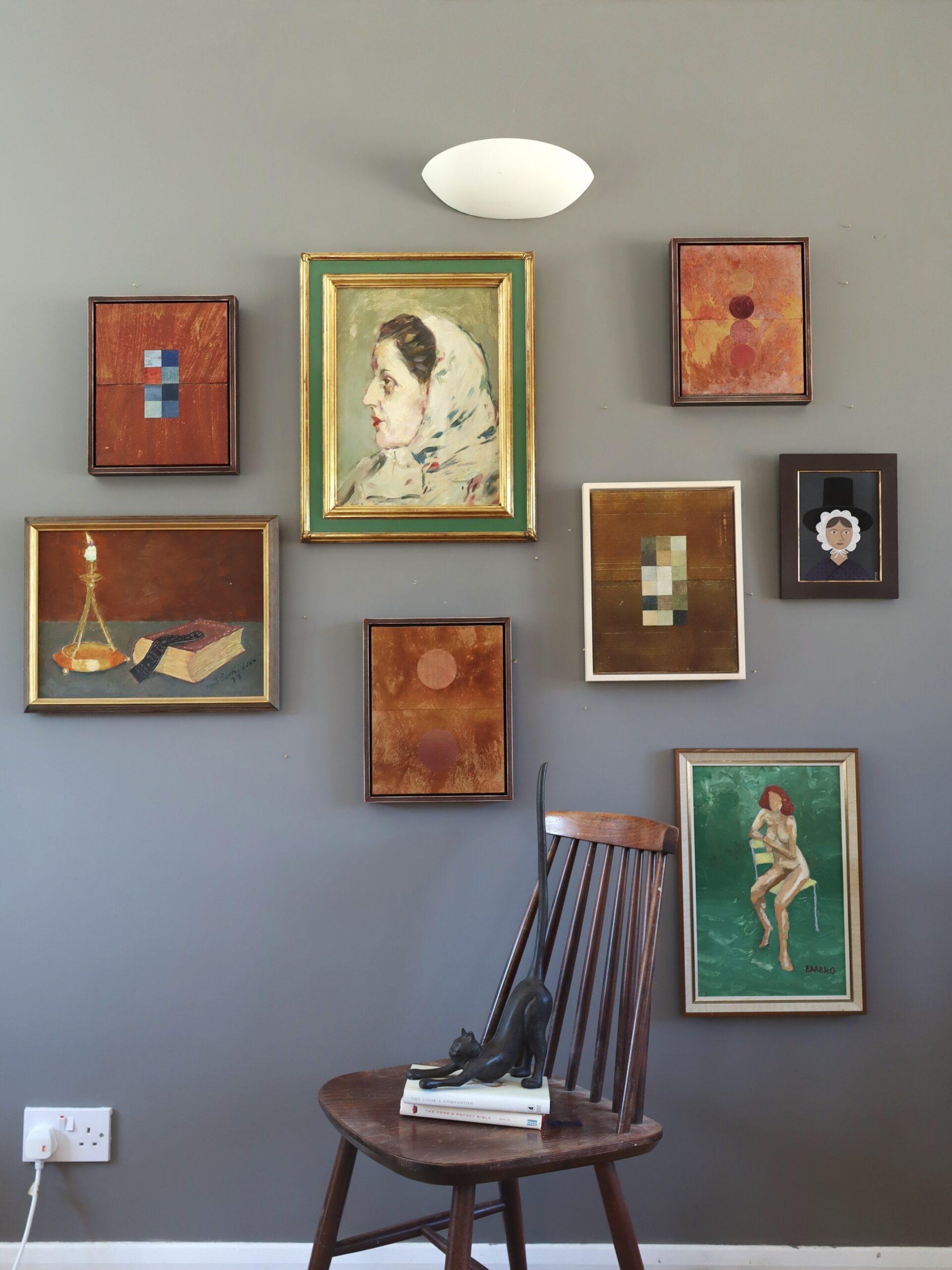 Zeitgenössisches modernes Mini-Gemälde in Mischtechnik - Geometrische Collage in Burnt Umber im Angebot 5