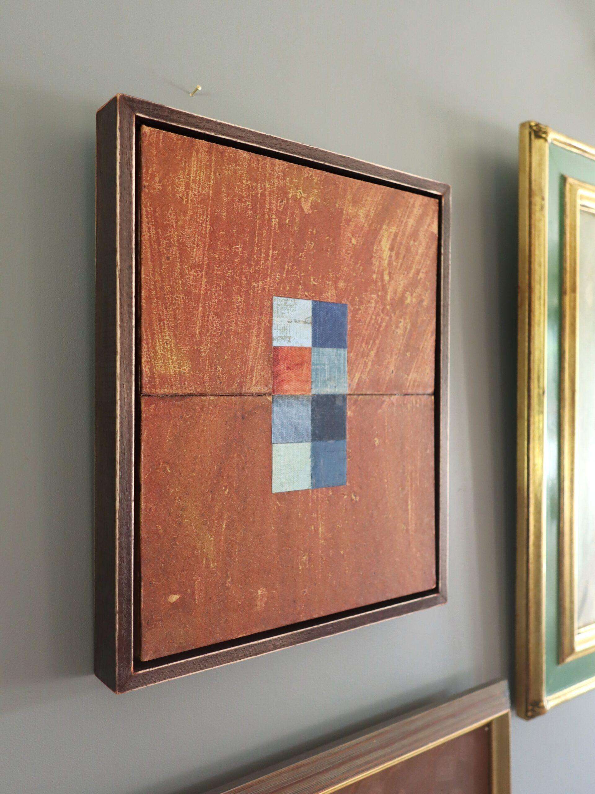 Zeitgenössisches modernes Mini-Gemälde in Mischtechnik - Geometrische Collage in Burnt Umber (Braun), Abstract Painting, von Dave Boyd