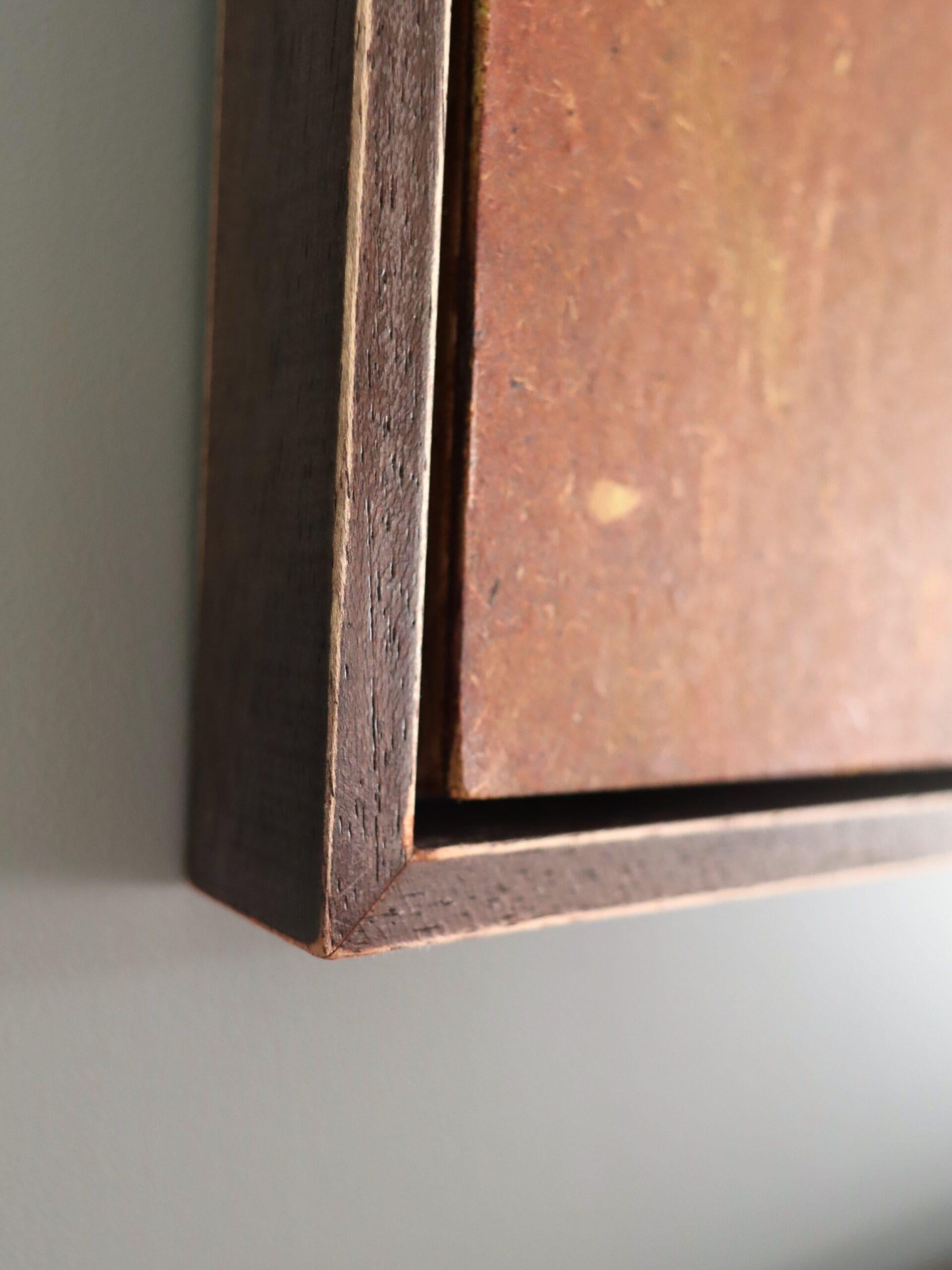 Zeitgenössisches modernes Mini-Gemälde in Mischtechnik - Geometrische Collage in Burnt Umber im Angebot 1