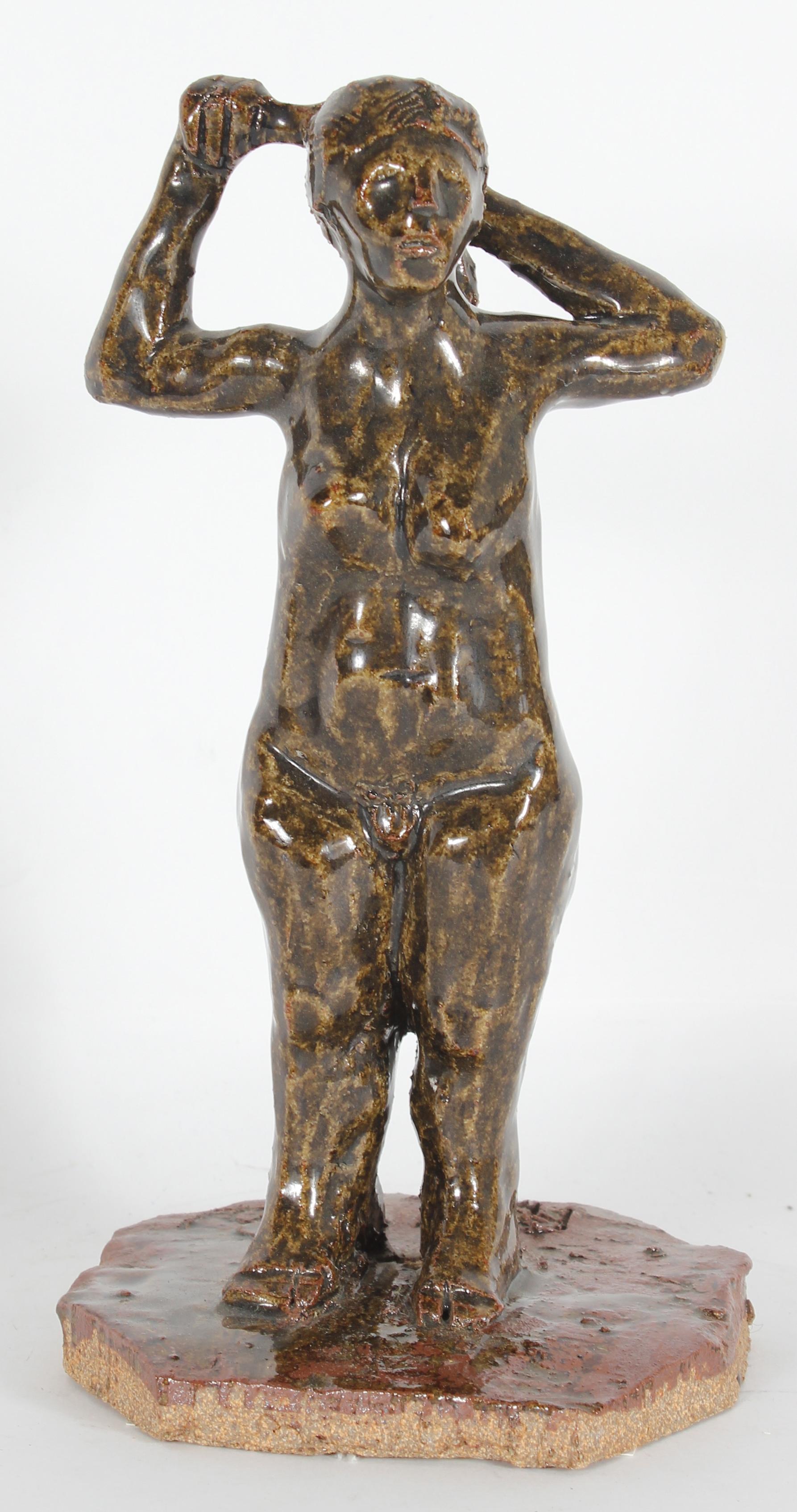 Nude Sculpture Dave Fox - Sculpture en argile d
un nu féminin debout en brun, avril 2001