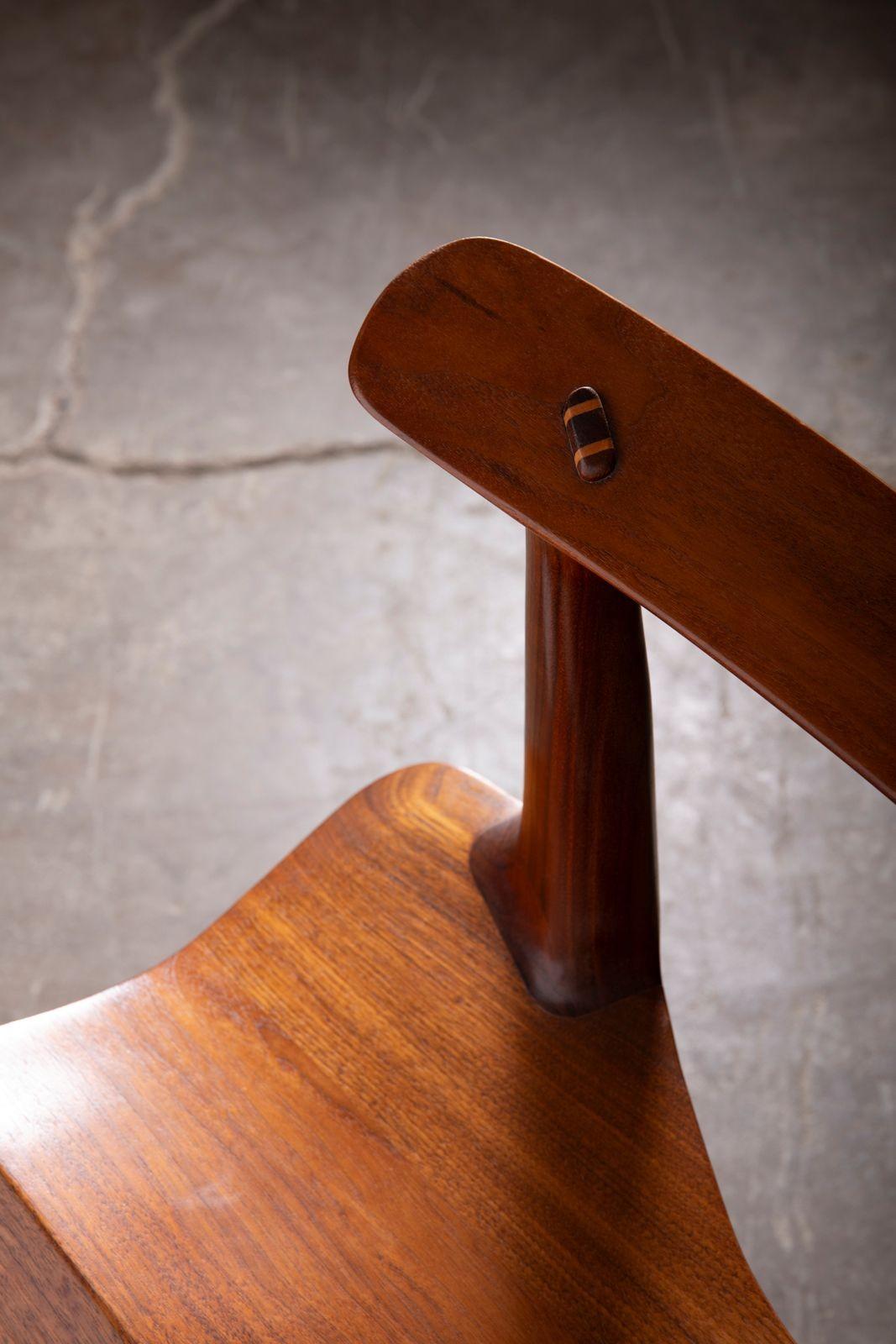 Dave Hentzel Studio-Crafted Claro Walnut Armchair with Sculptural Spindle Back en vente 1