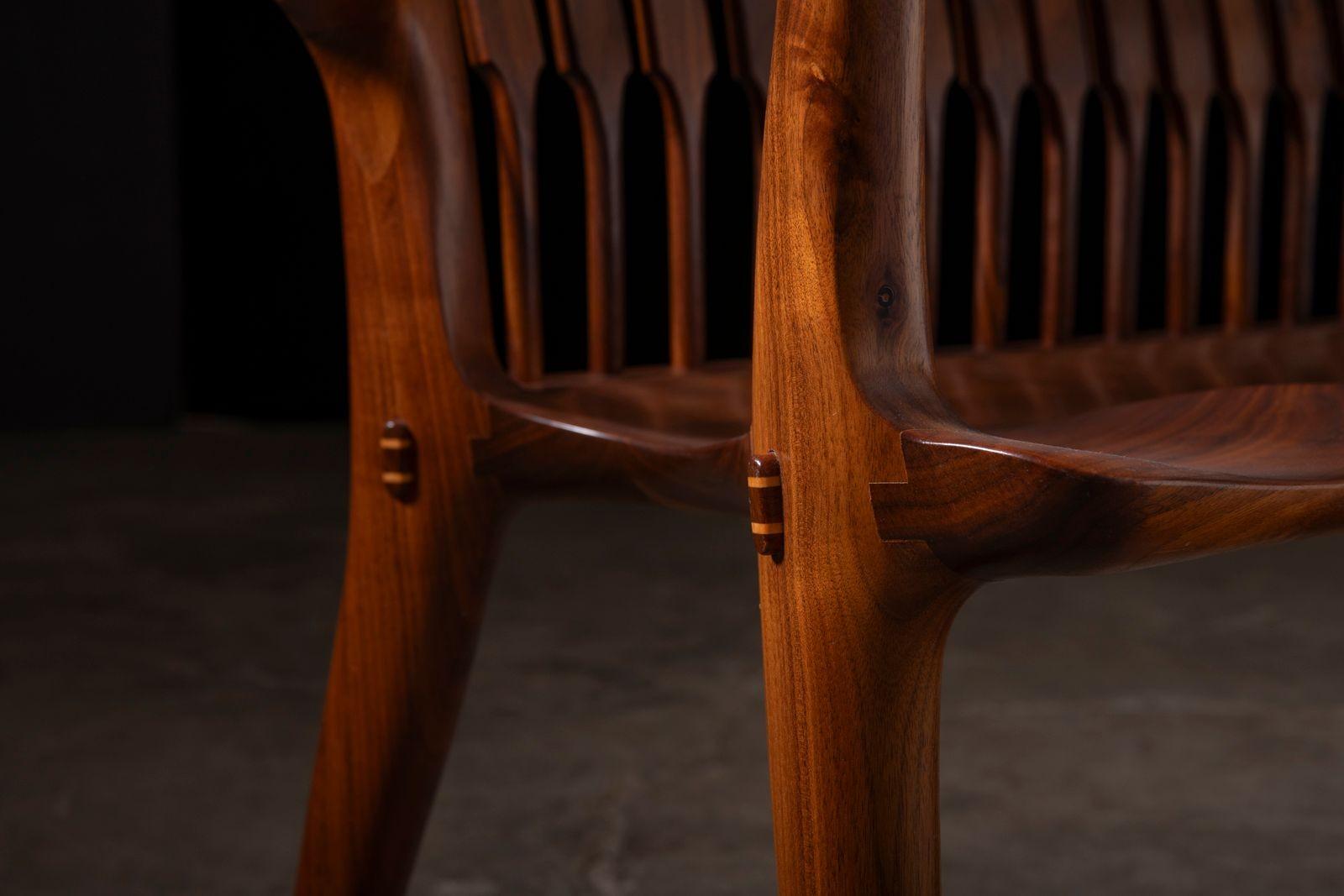 Dave Hentzel Studio-Crafted Claro Walnut Two-Seater Bench with Sculptural Back Moderno de mediados de siglo en venta