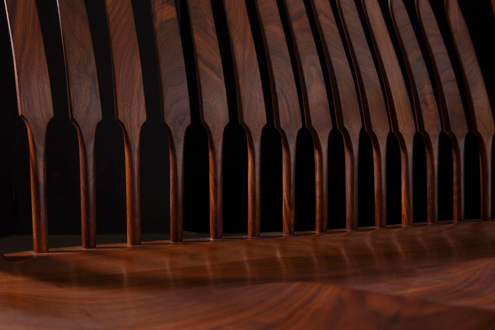 Dave Hentzel Studio-Crafted Claro Walnut Two-Seater Bench with Sculptural Back Estadounidense en venta