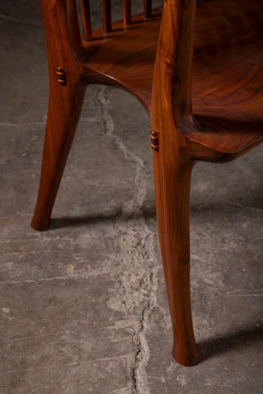 Dave Hentzel Studio-Crafted Claro Walnut Two-Seater Bench with Sculptural Back siglo XX en venta