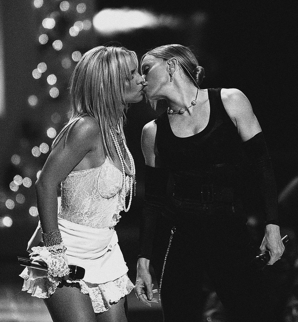 Black and White Photograph dave hogan - Stage Kiss 2003 - Dave Hogan Signé Edition Limitée