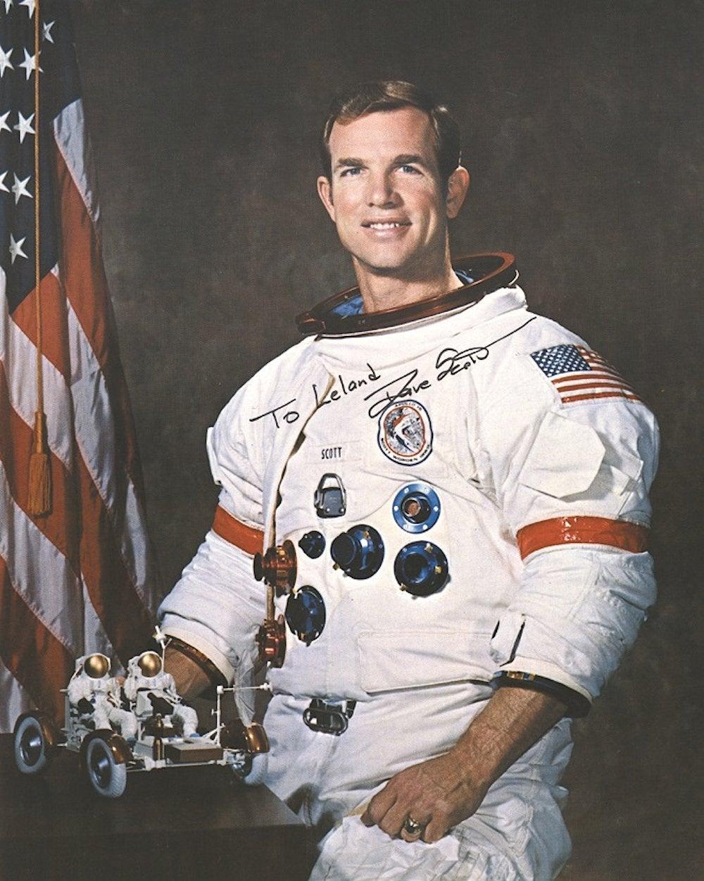 Ein signiertes Foto des Apollo-15-Astronauten Dave Scott, dem siebten Mann auf dem Mond

David Scott (1932 -) ist ein amerikanischer Flieger und NASA-Astronaut, der im Juli 1971 während der Apollo 15-Mission als siebter Mensch den Mond