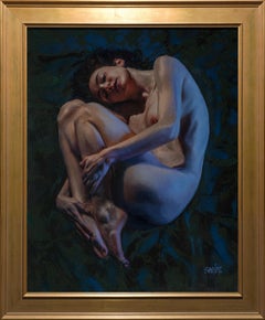 "Chrysalis" di Dave Seeley, pittura ad olio figurativa di una donna nuda in posizione fetale