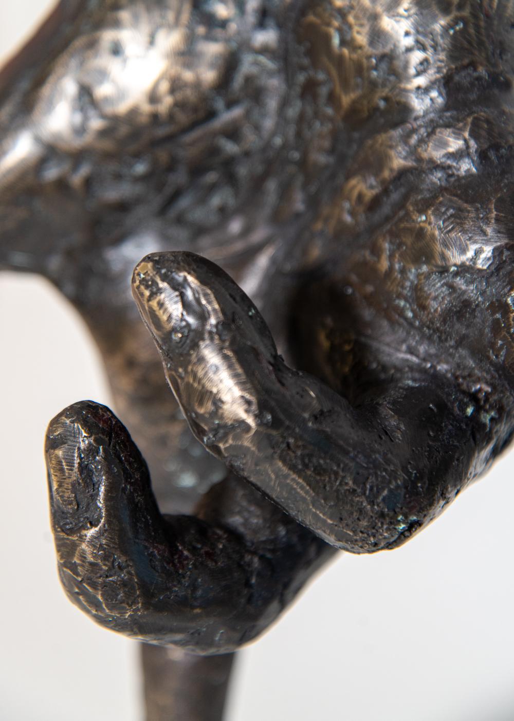 In dieser fantasievollen Pop-Art-Skulptur von Dave Sheridan balanciert eine Bronzehand, die der eigenen Hand des Künstlers nachempfunden ist, auf ihrem Zeigefinger auf einer Kugel. Das Stück mit dem Titel 