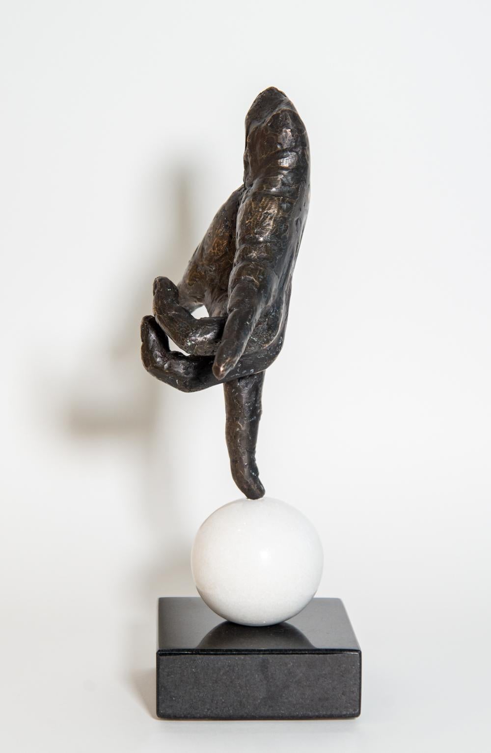Balance AP/7 - figuratif, ludique, pop-art, bronze, granit, sculpture en marbre en vente 1