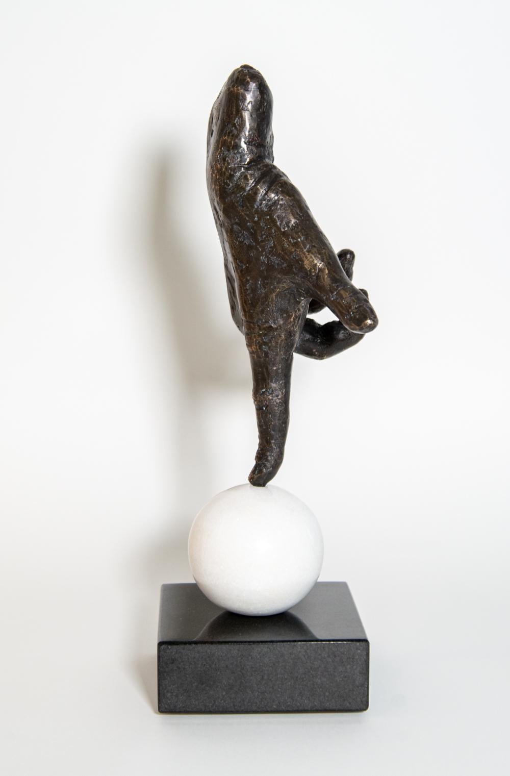 Balance AP/7 - figuratif, ludique, pop-art, bronze, granit, sculpture en marbre en vente 5