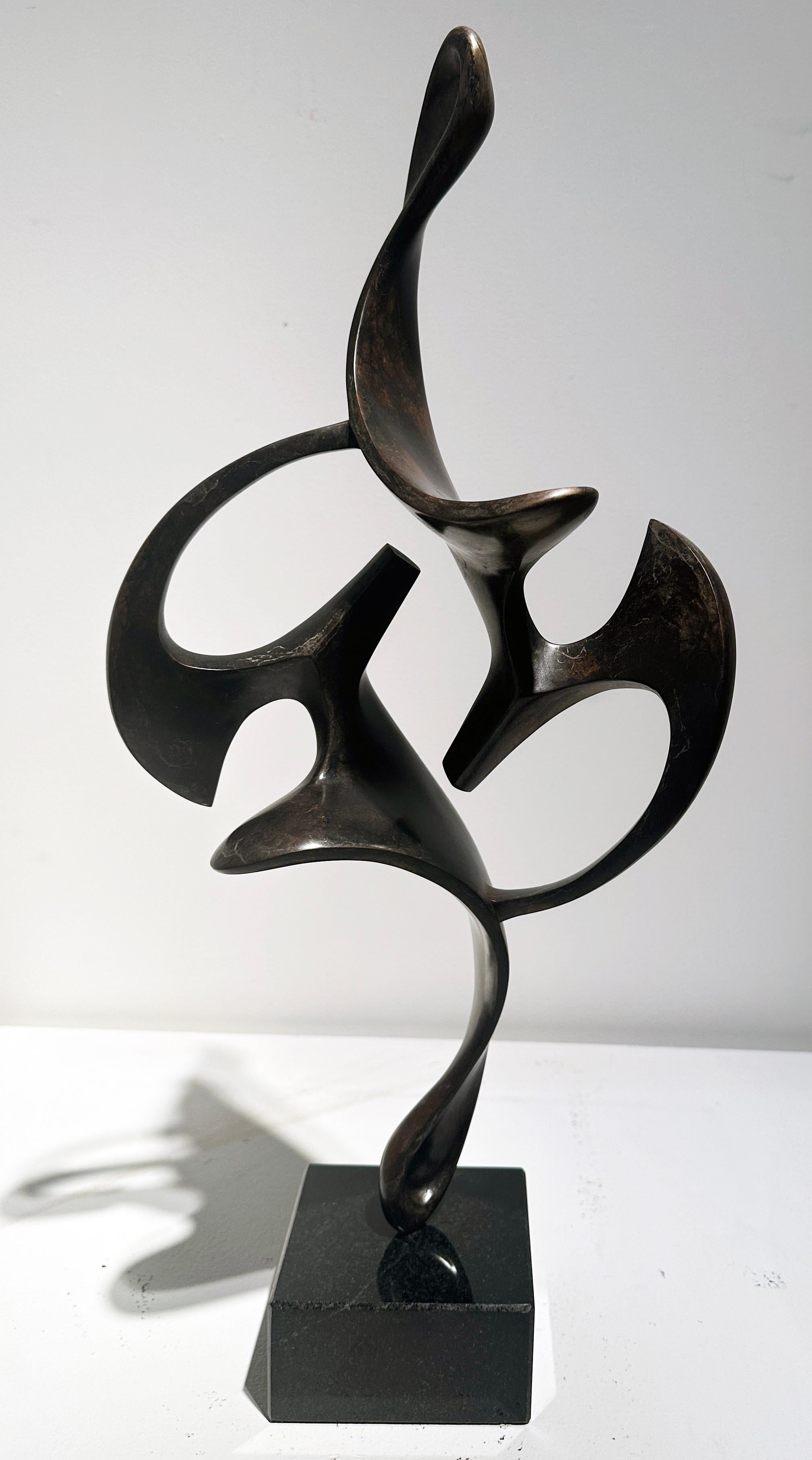 Acrobata - Scultura astratta geometrica e aggraziata in bronzo su base in marmo
