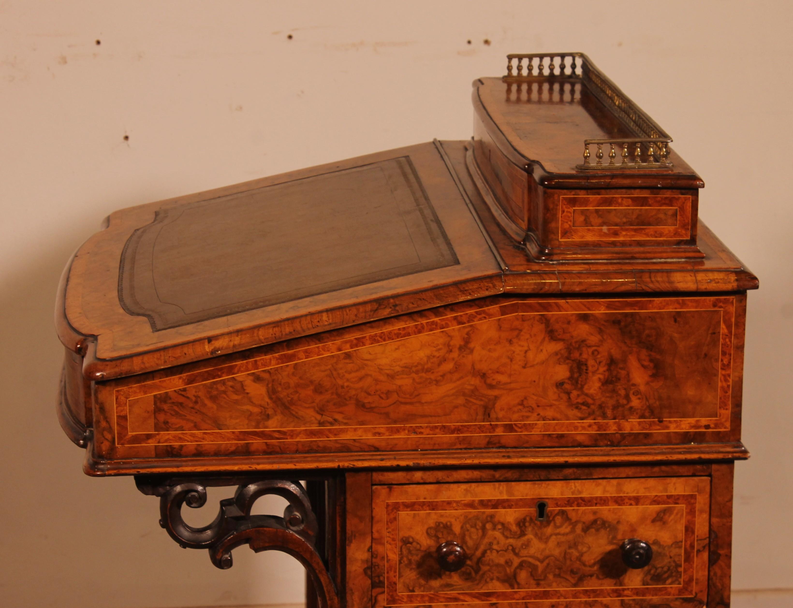 Scrivania Davenport in radica di noce e intarsi della prima parte del XIX secolo in vendita 4