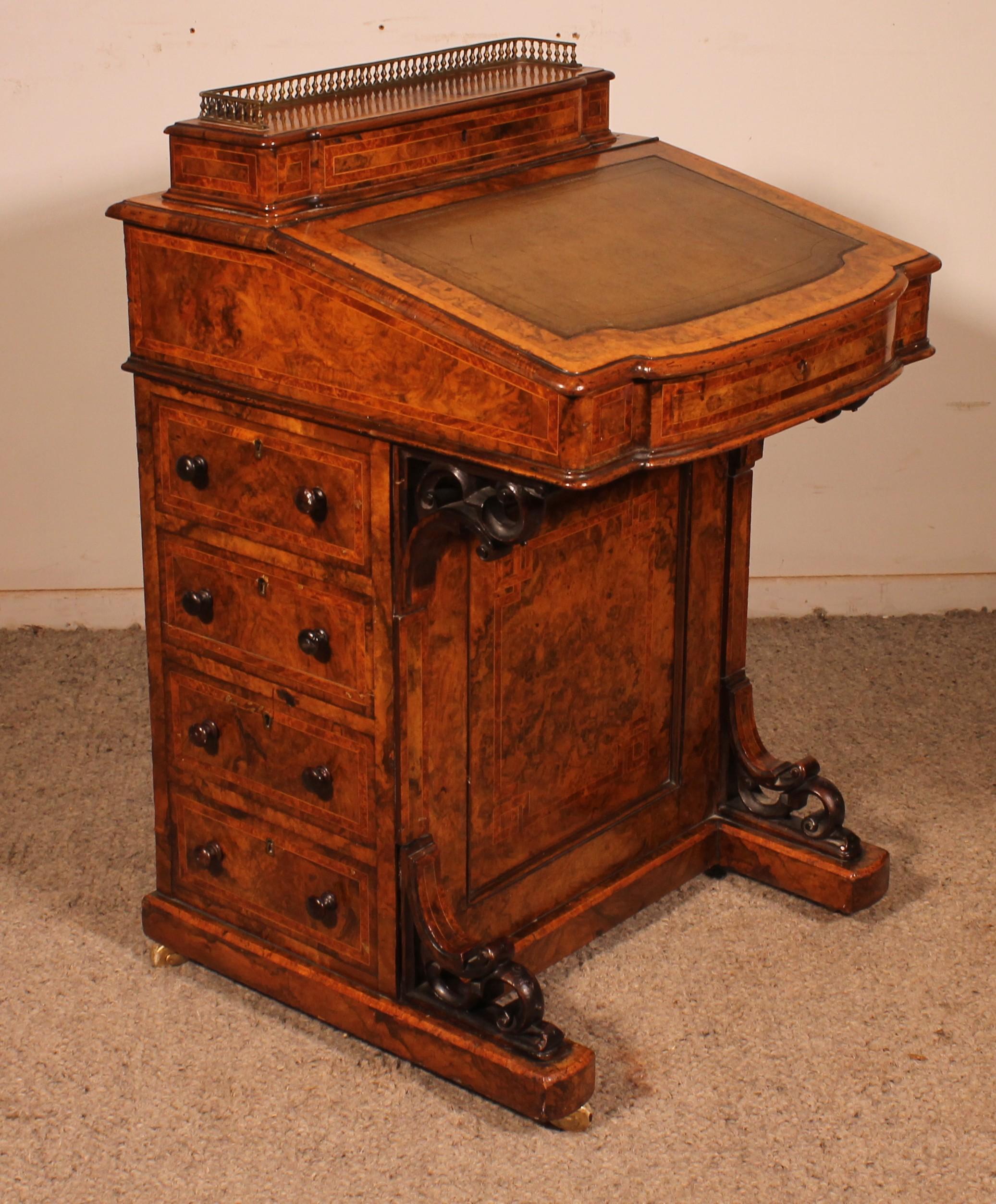 Scrivania Davenport in radica di noce e intarsi della prima parte del XIX secolo in vendita 7