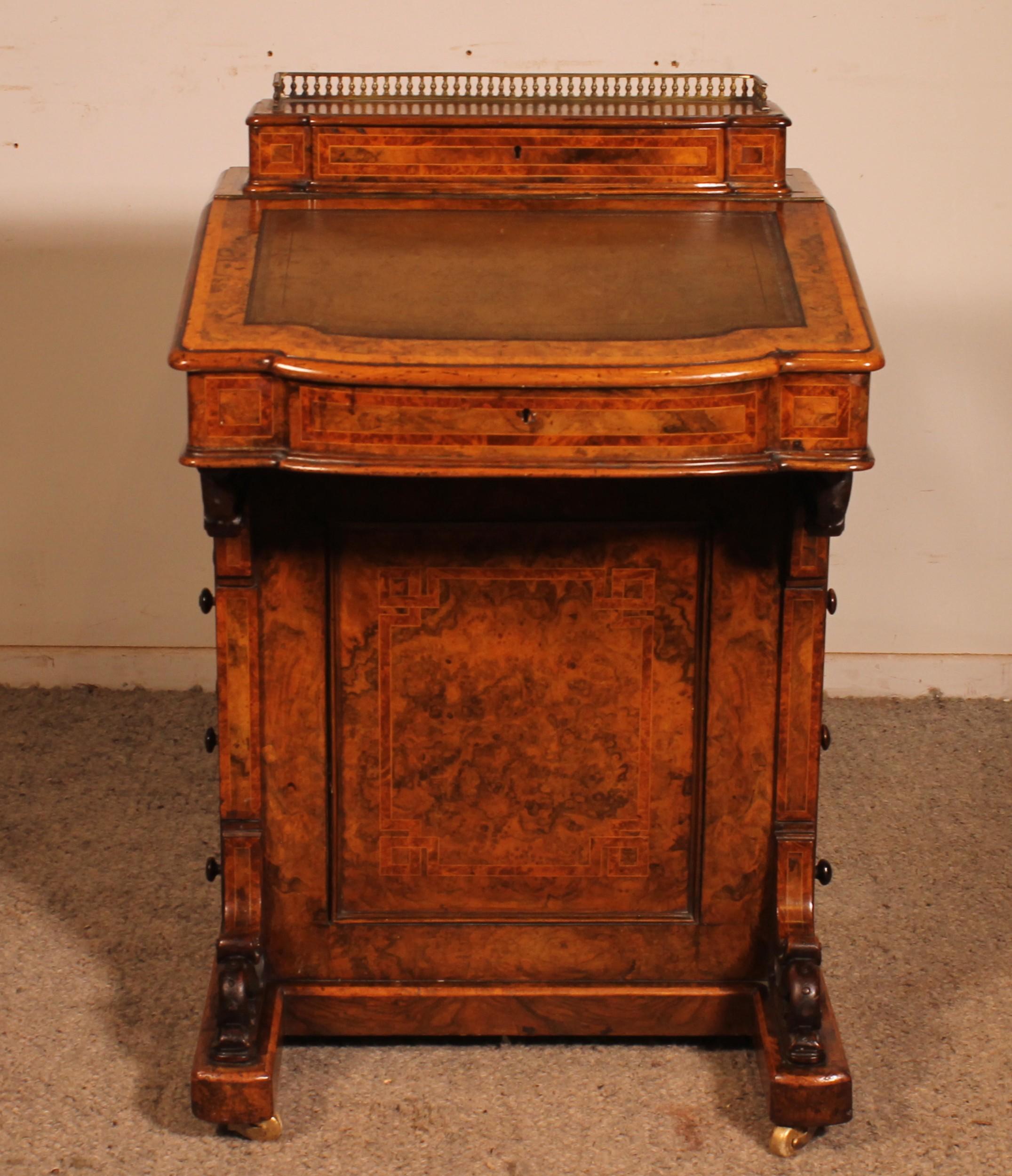 Britannico Scrivania Davenport in radica di noce e intarsi della prima parte del XIX secolo in vendita