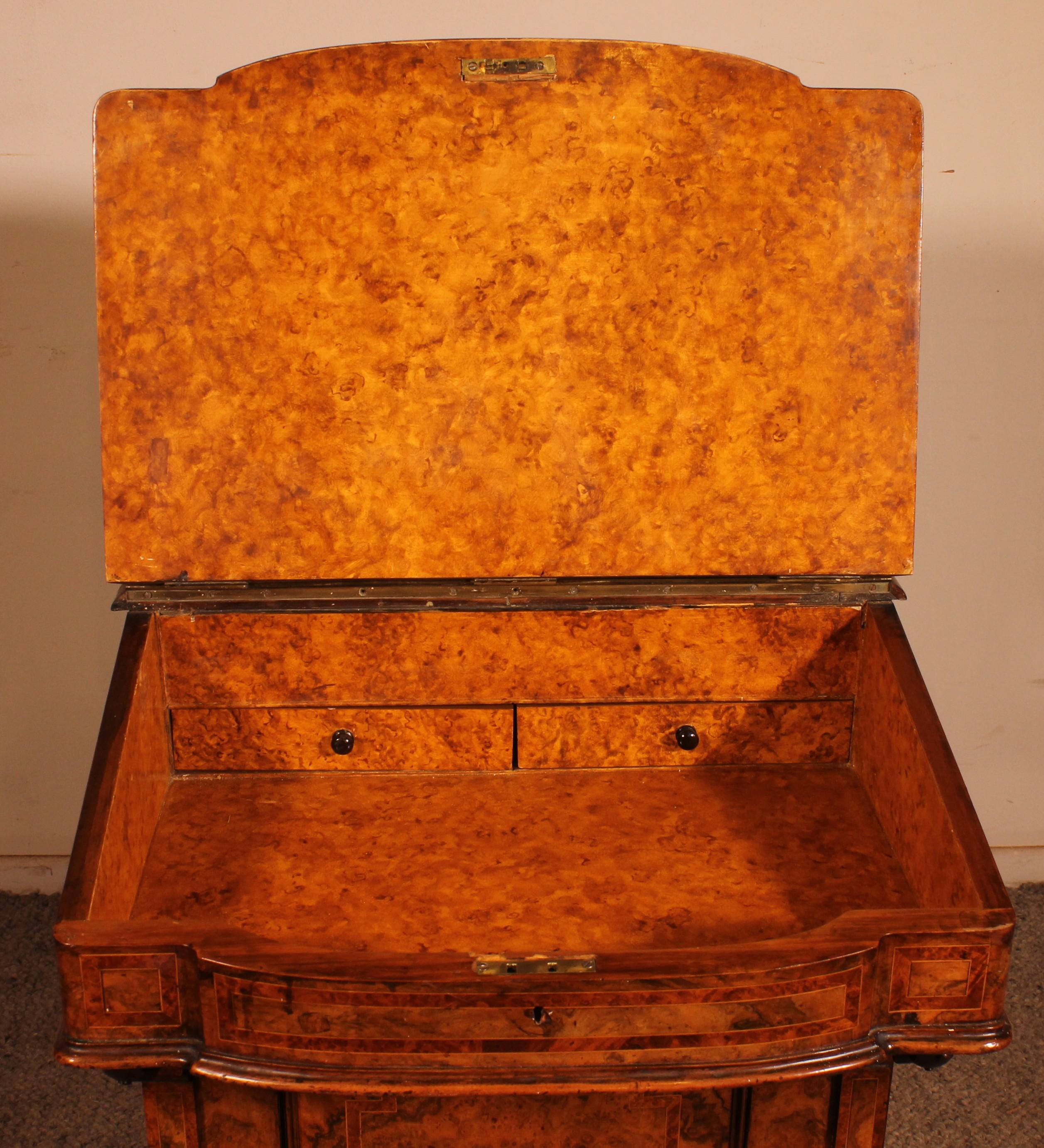 Scrivania Davenport in radica di noce e intarsi della prima parte del XIX secolo in vendita 1