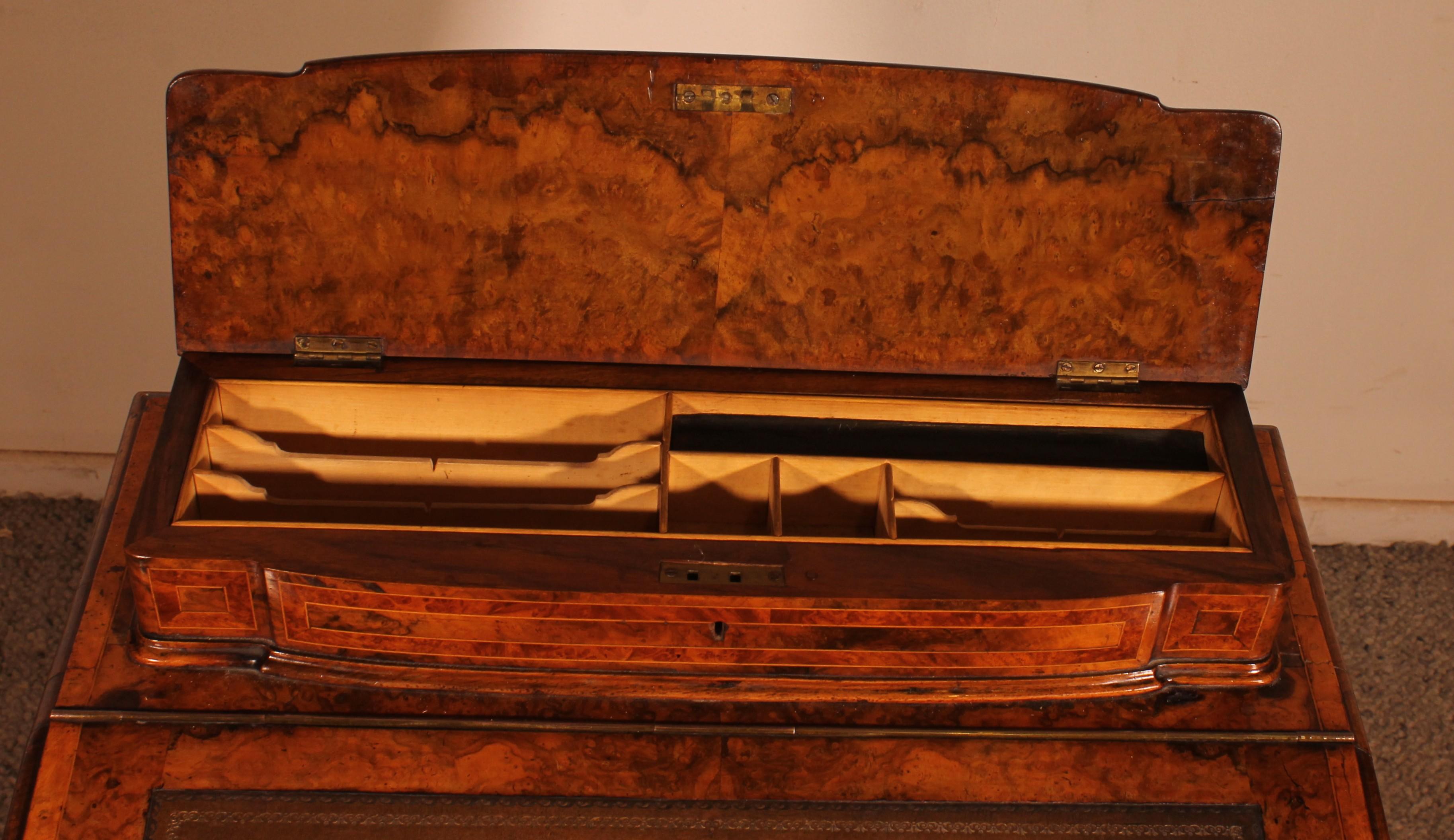 Scrivania Davenport in radica di noce e intarsi della prima parte del XIX secolo in vendita 2